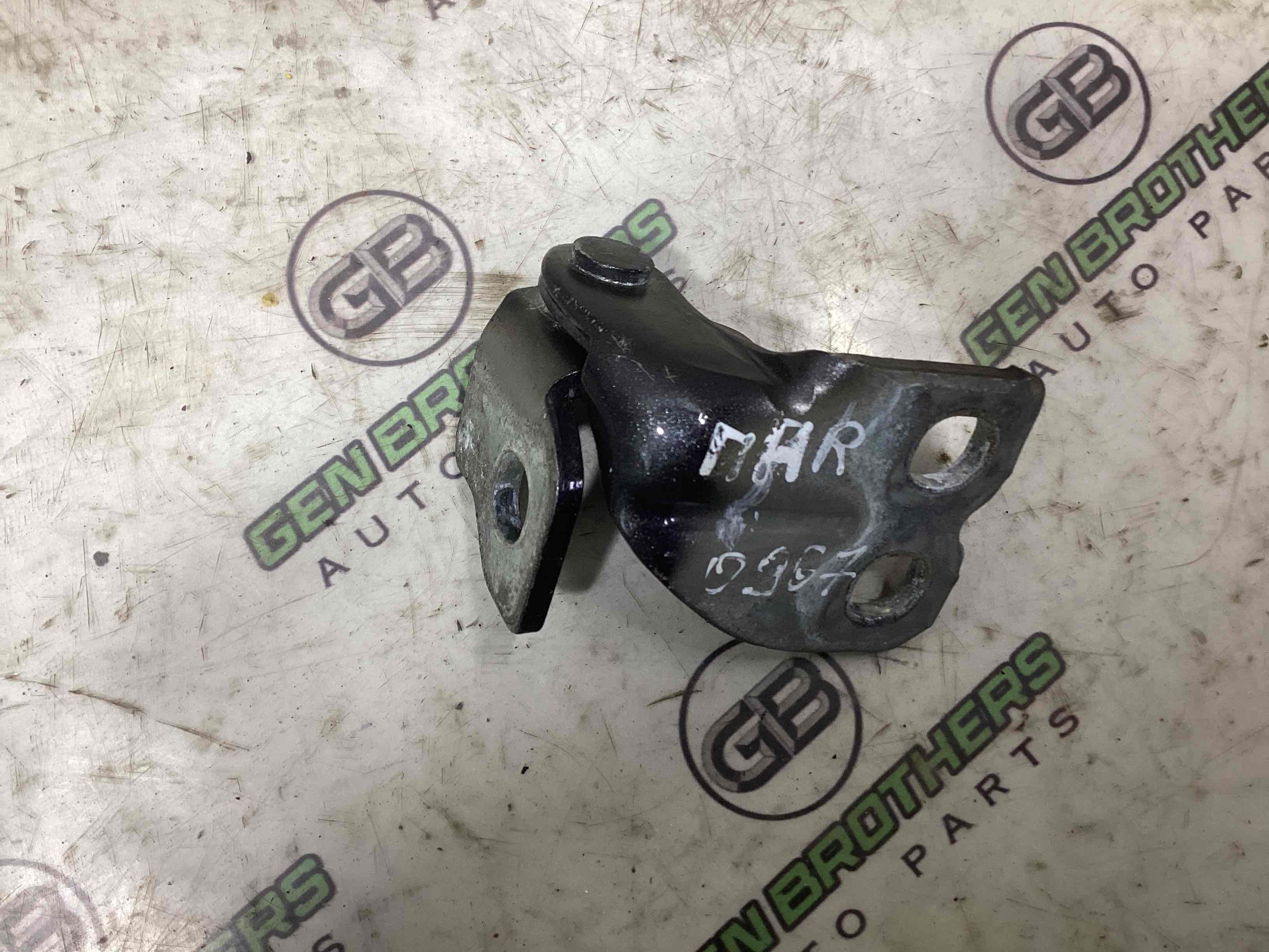 Петля капота, кронштейн капота