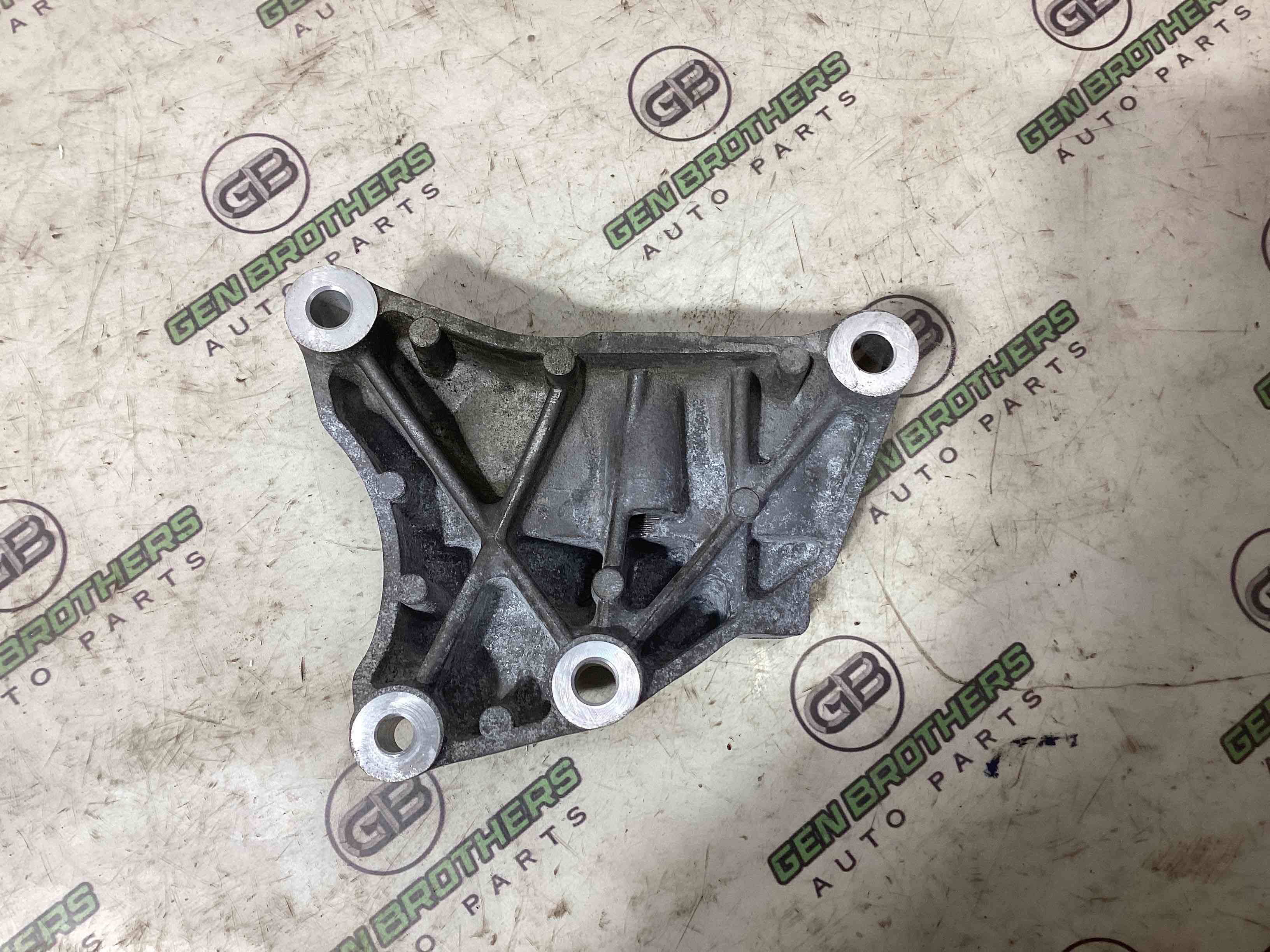 Кронштейн двигуна