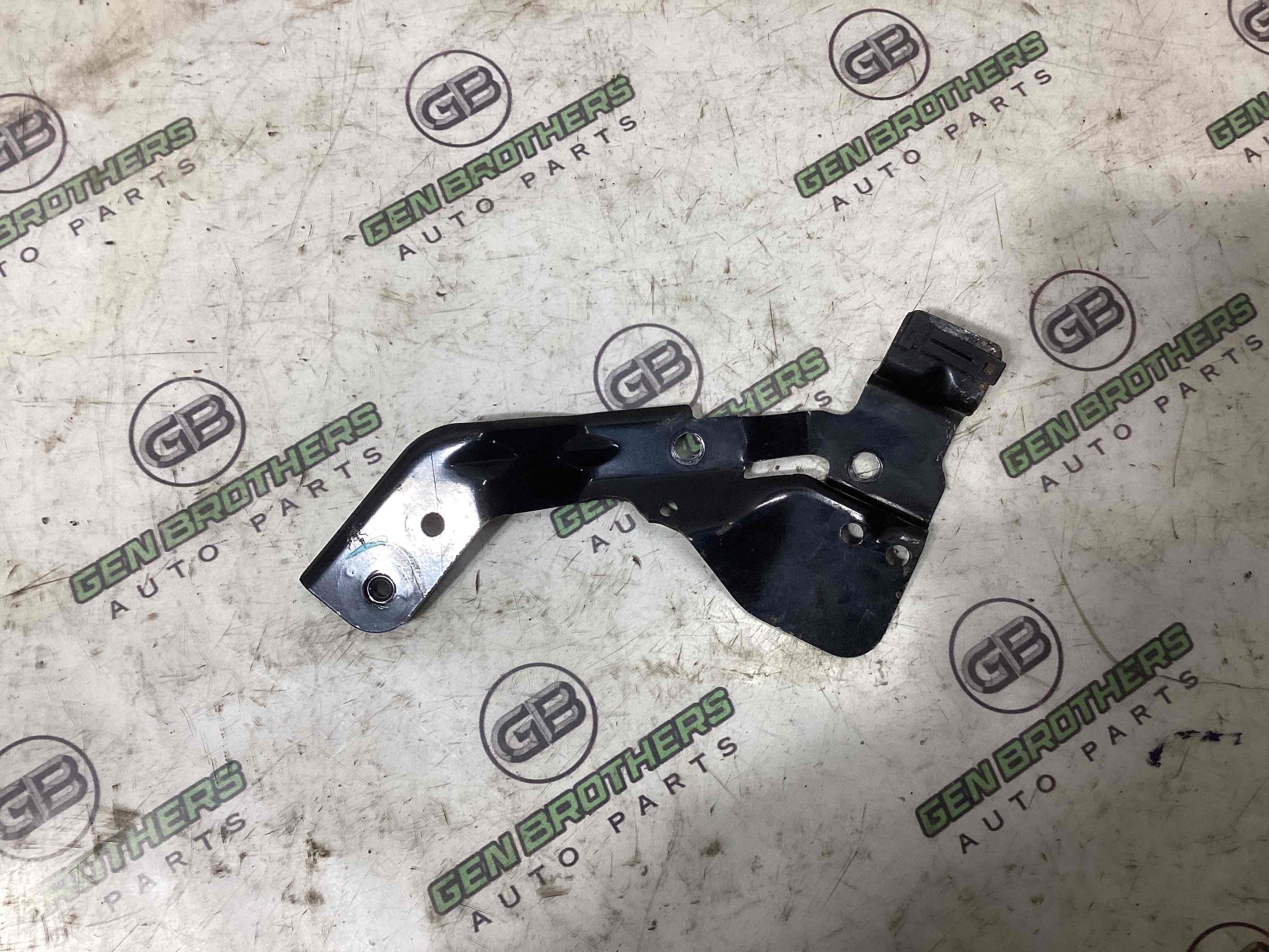 Кронштейн заднього підрамника