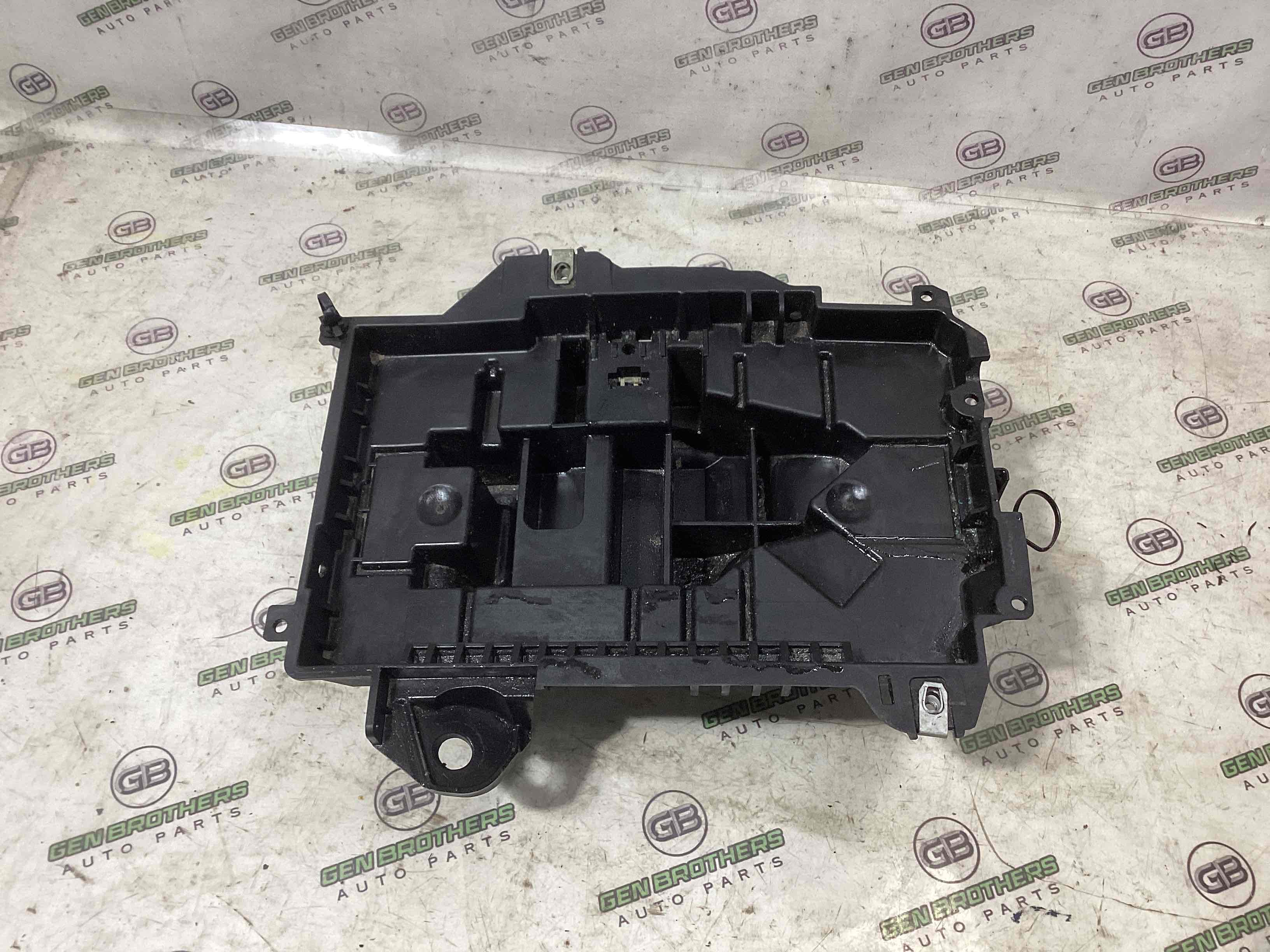 Полиця акумулятора, кришка, кріплення майданчик АКБ