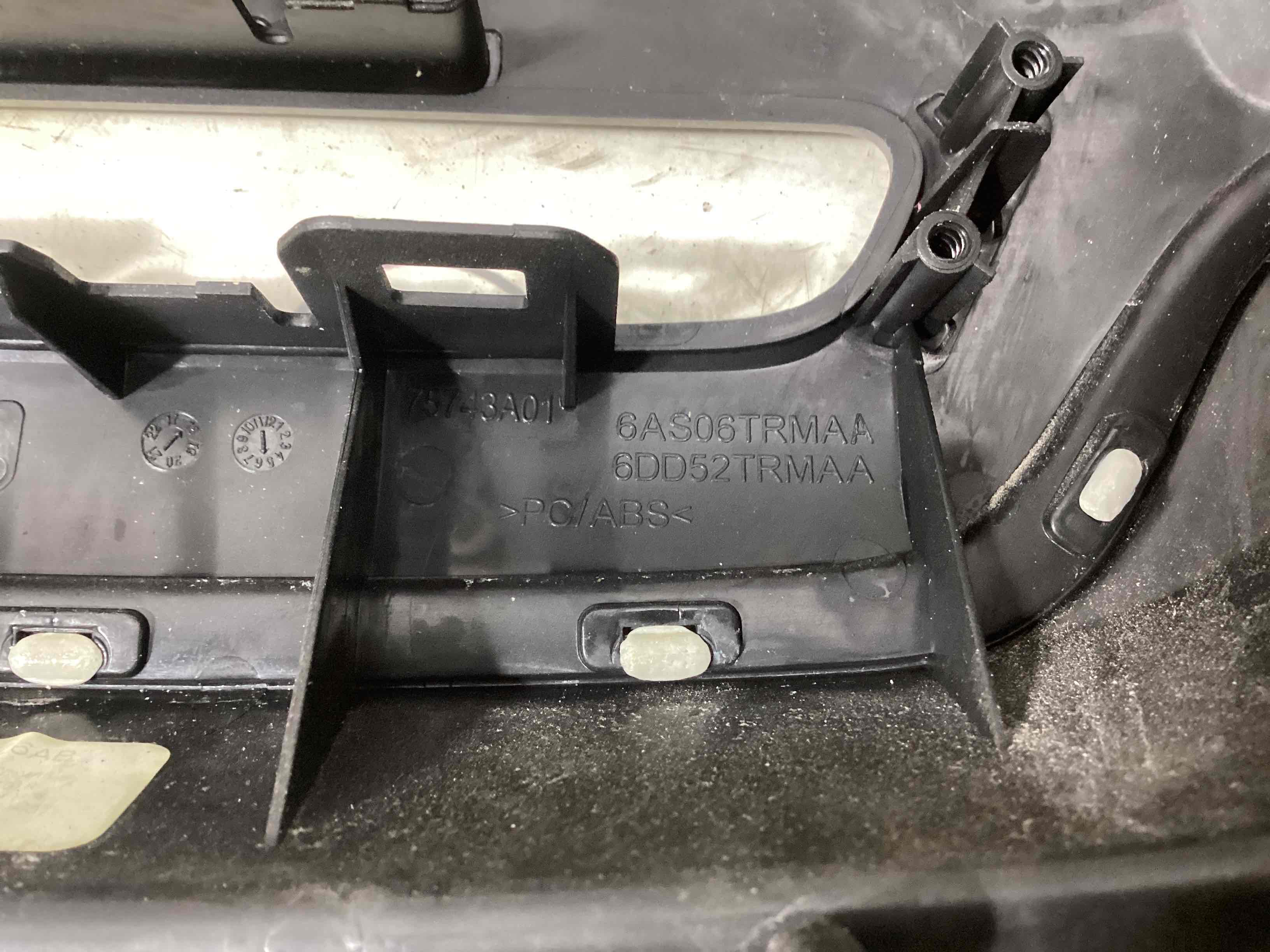 Обшивка панелі приладів торпедо