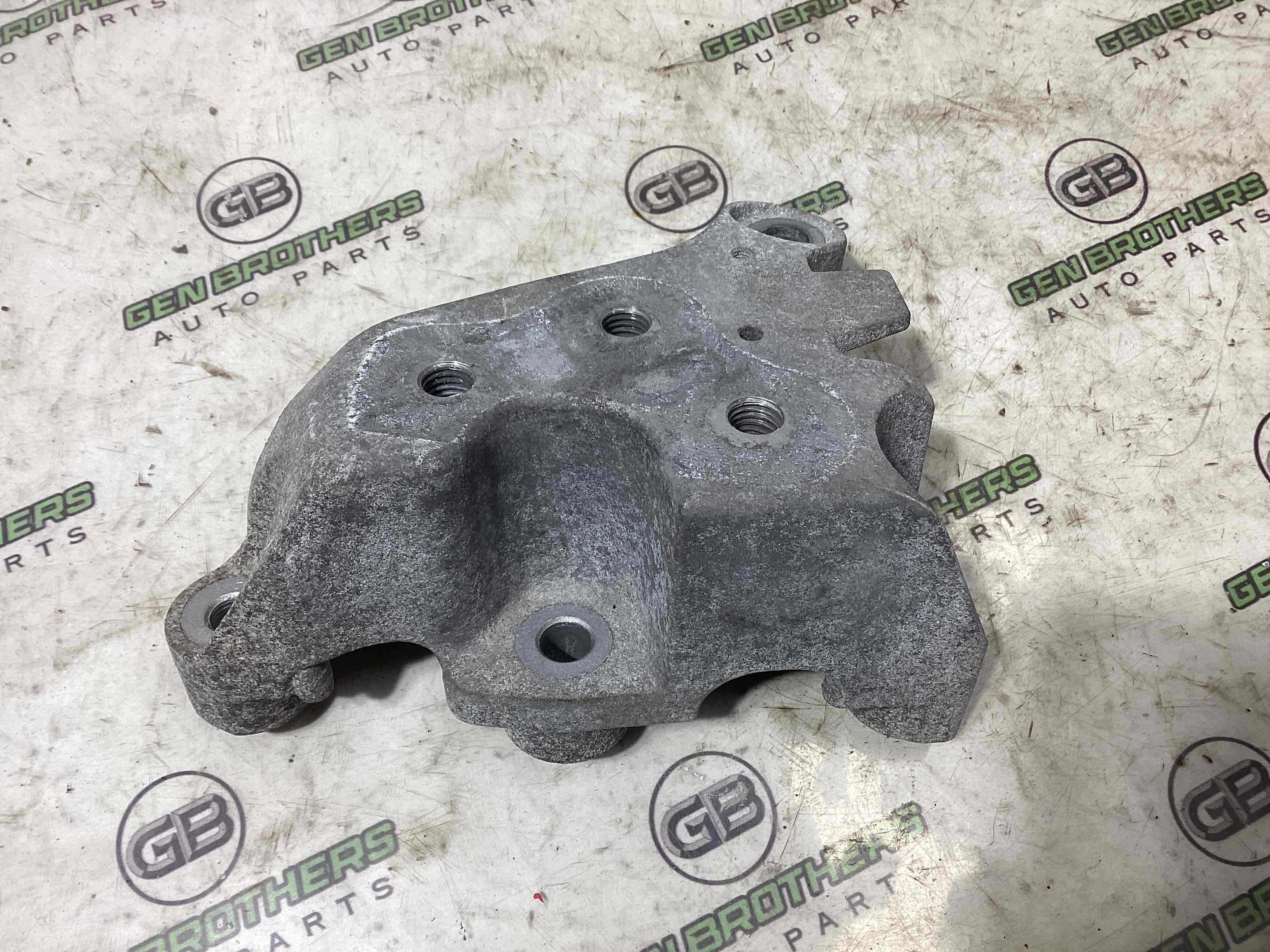 Кронштейн двигуна