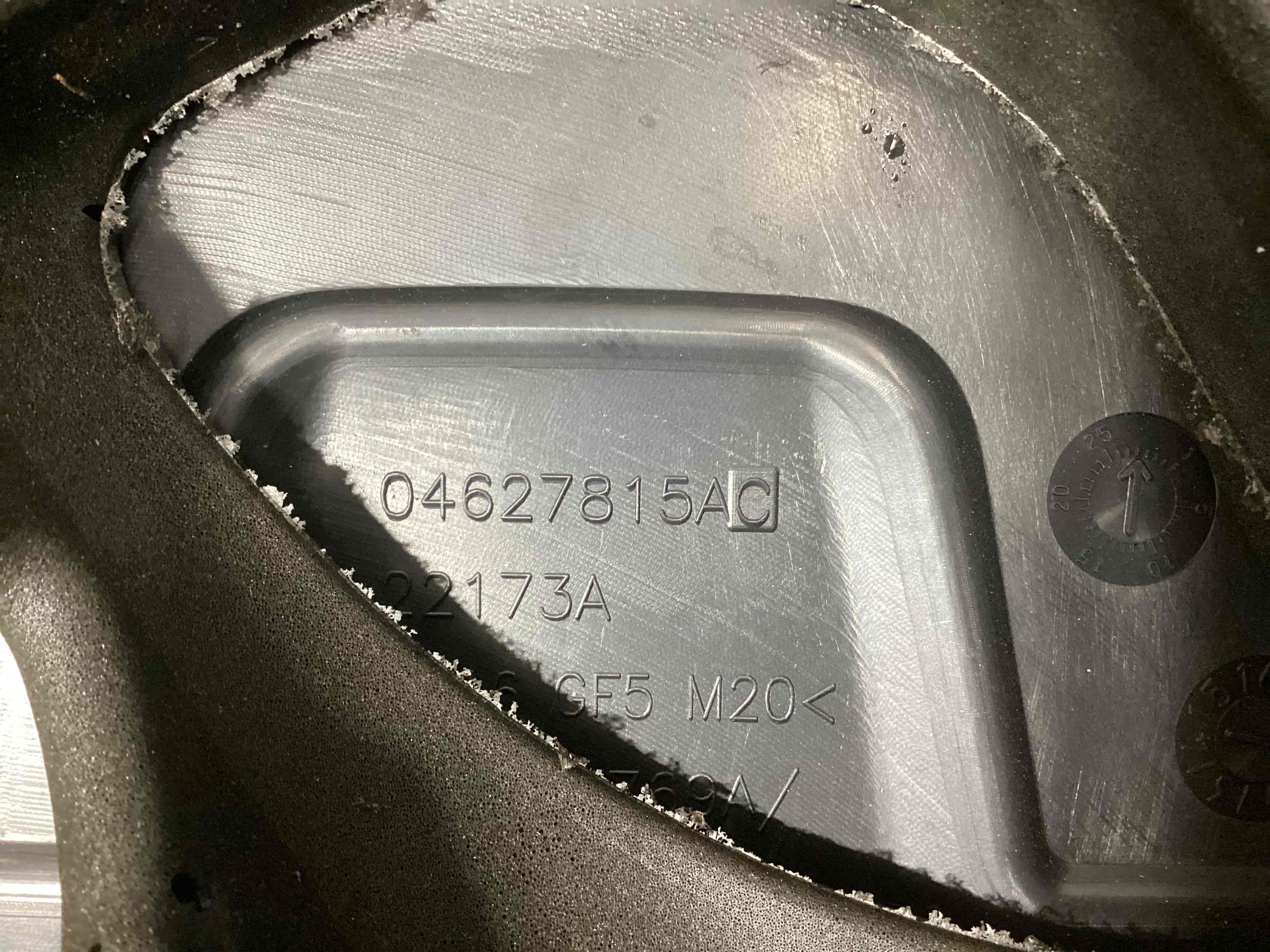 Кришка двигуна декоративна