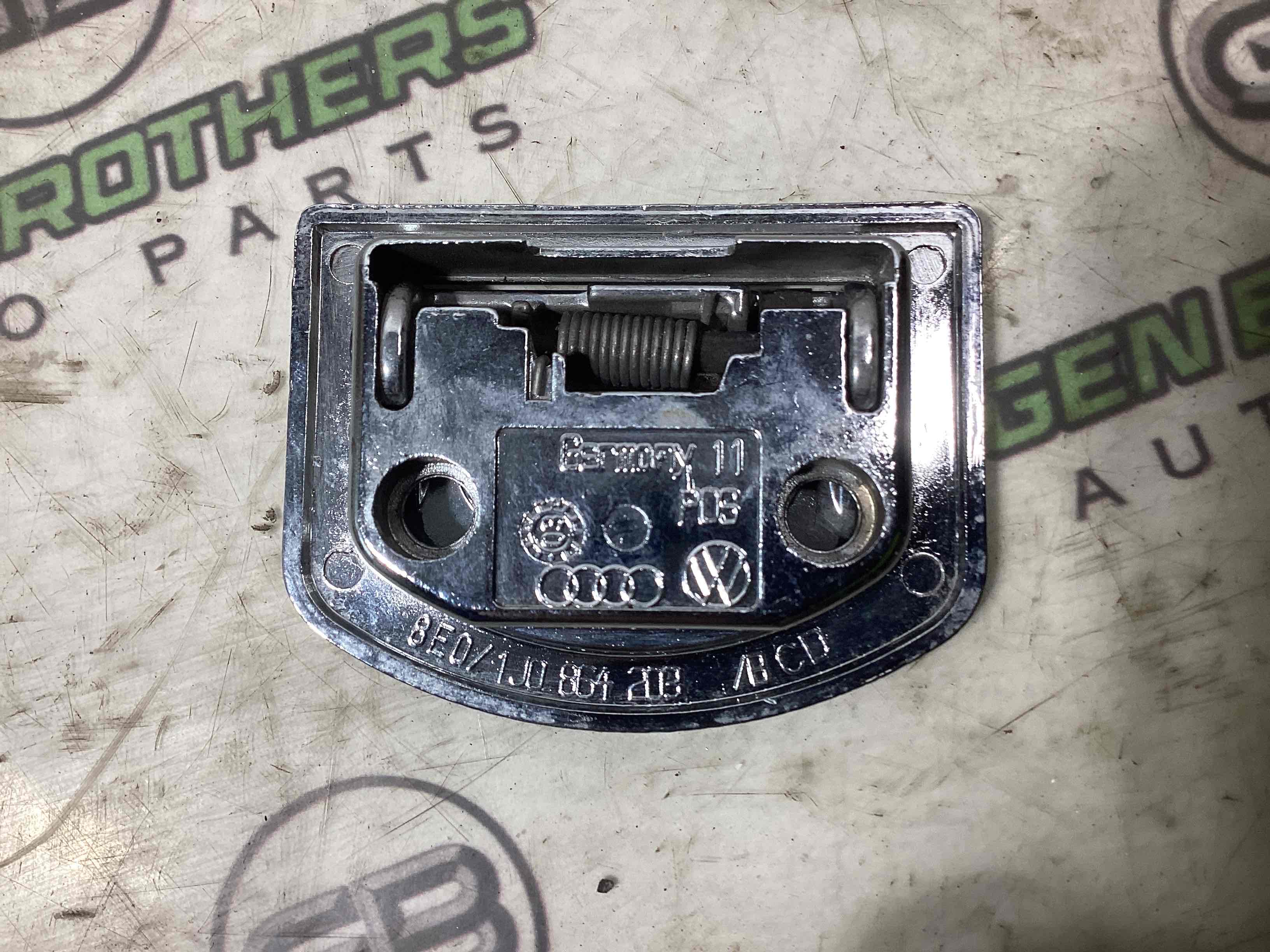 Елементи оздоблення багажника