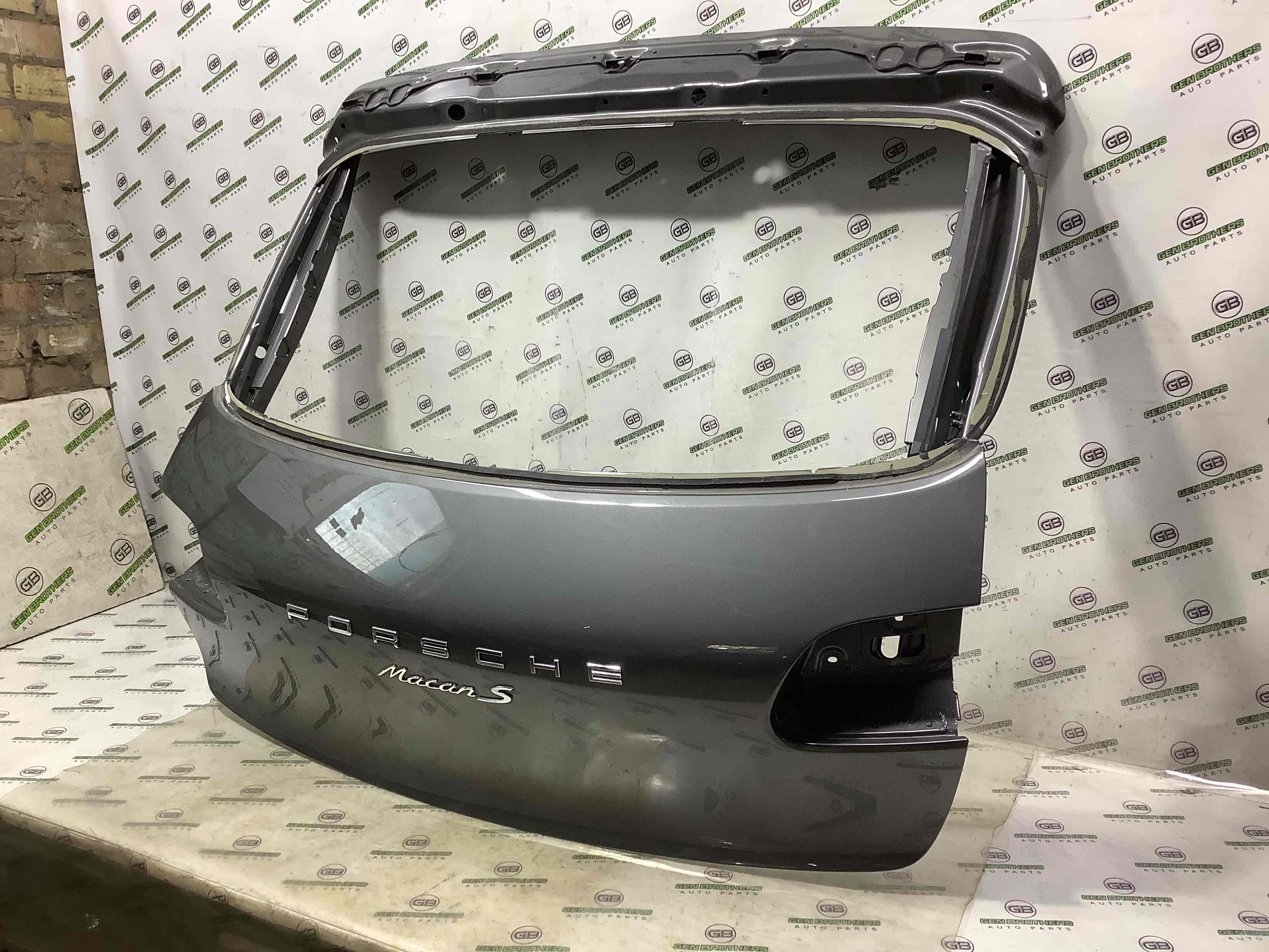 Кришка багажника, двері багажника