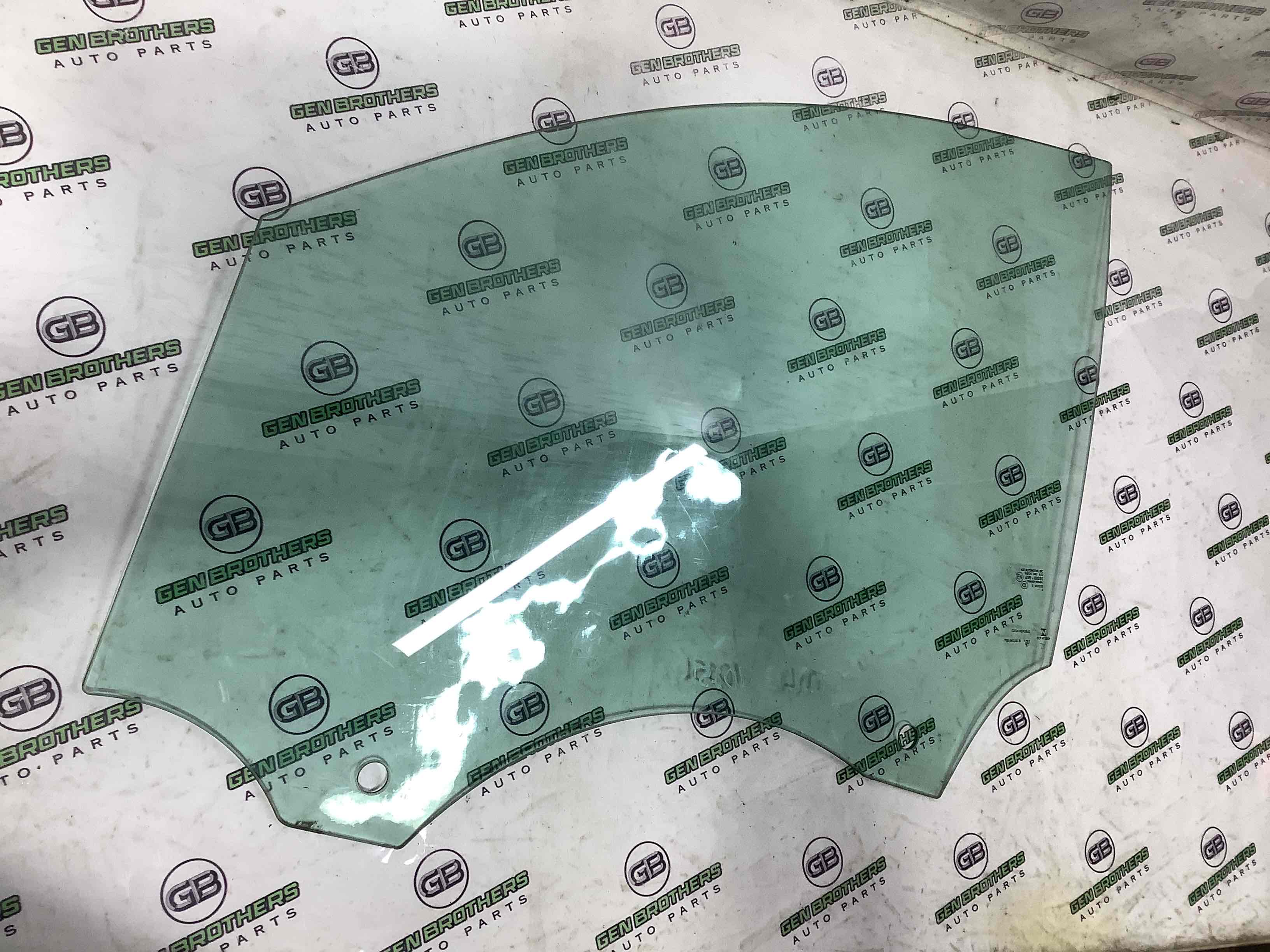 Скло переднє ліве