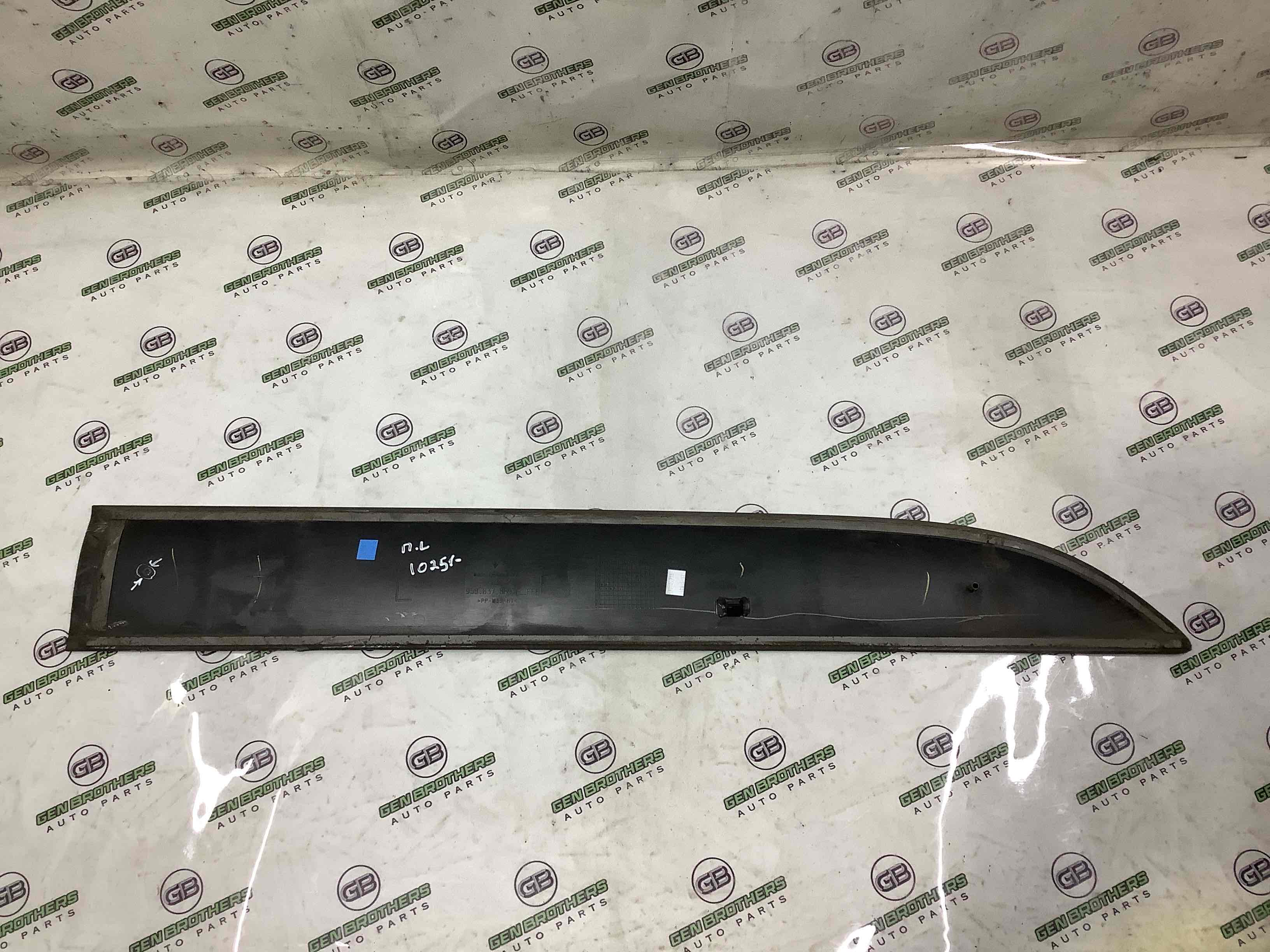 Молдинг двері передньої лівої