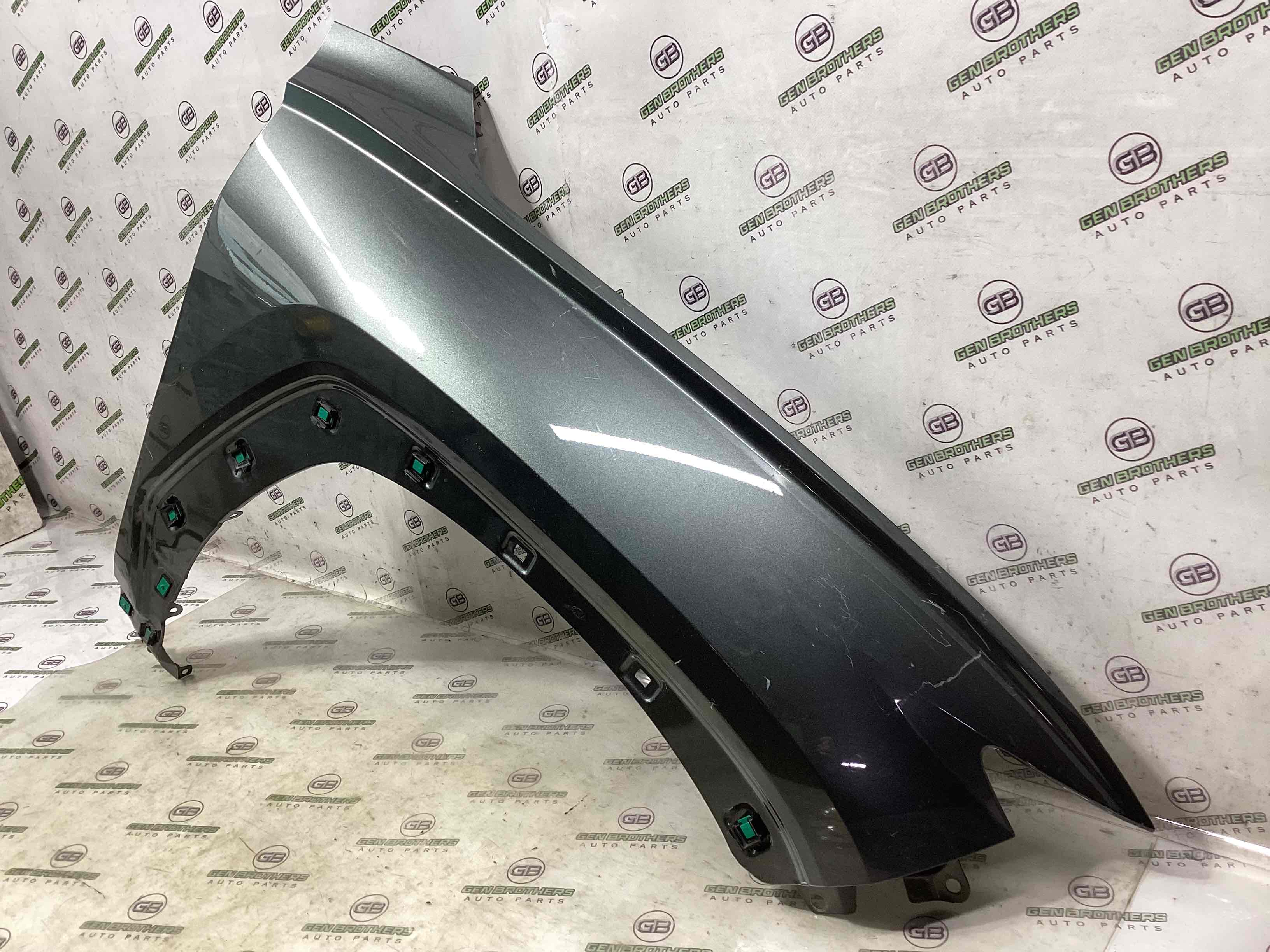 Крило переднє праве