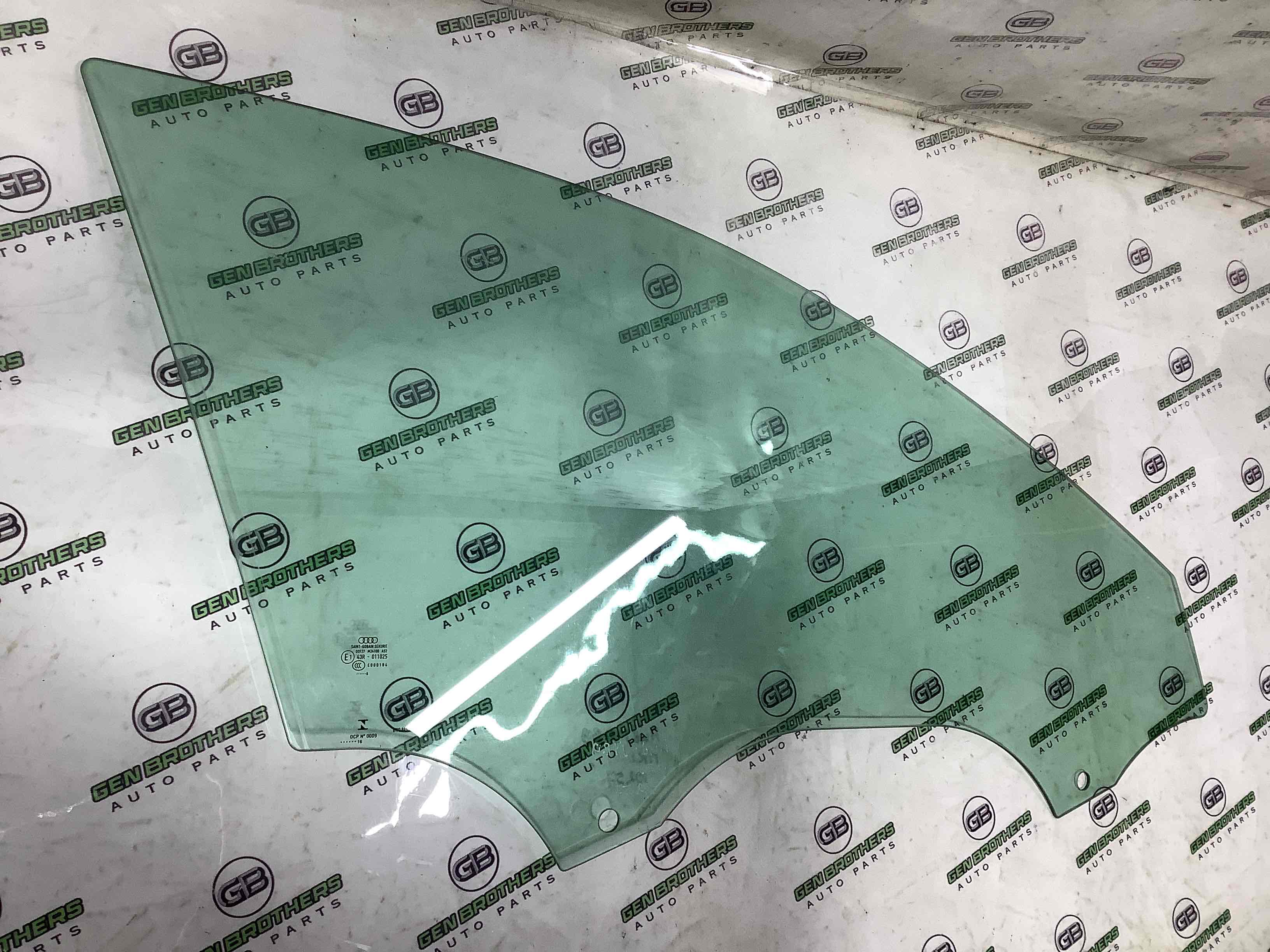 Скло переднє праве