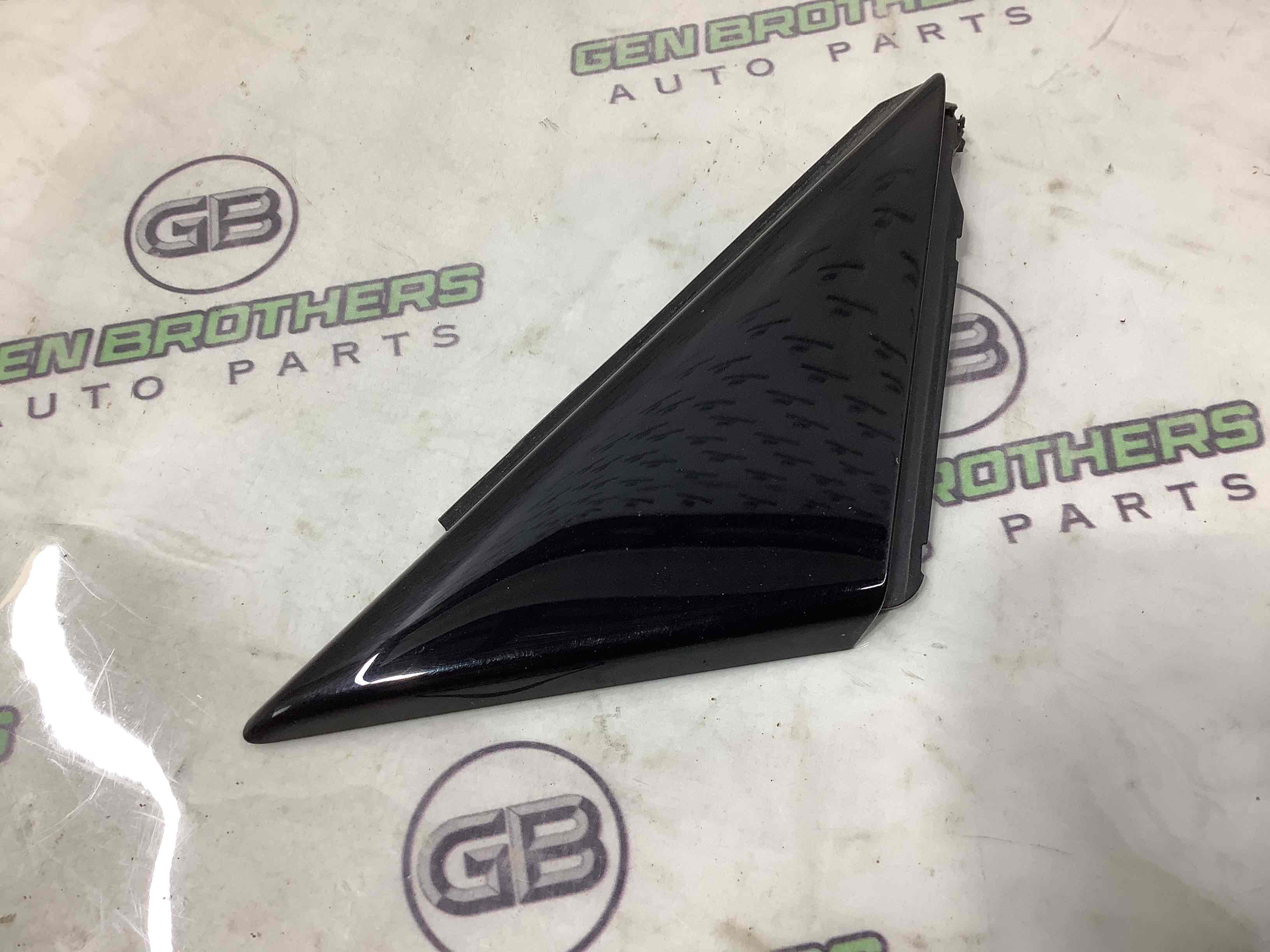 Корпус, накладка, кріплення правого дзеркала