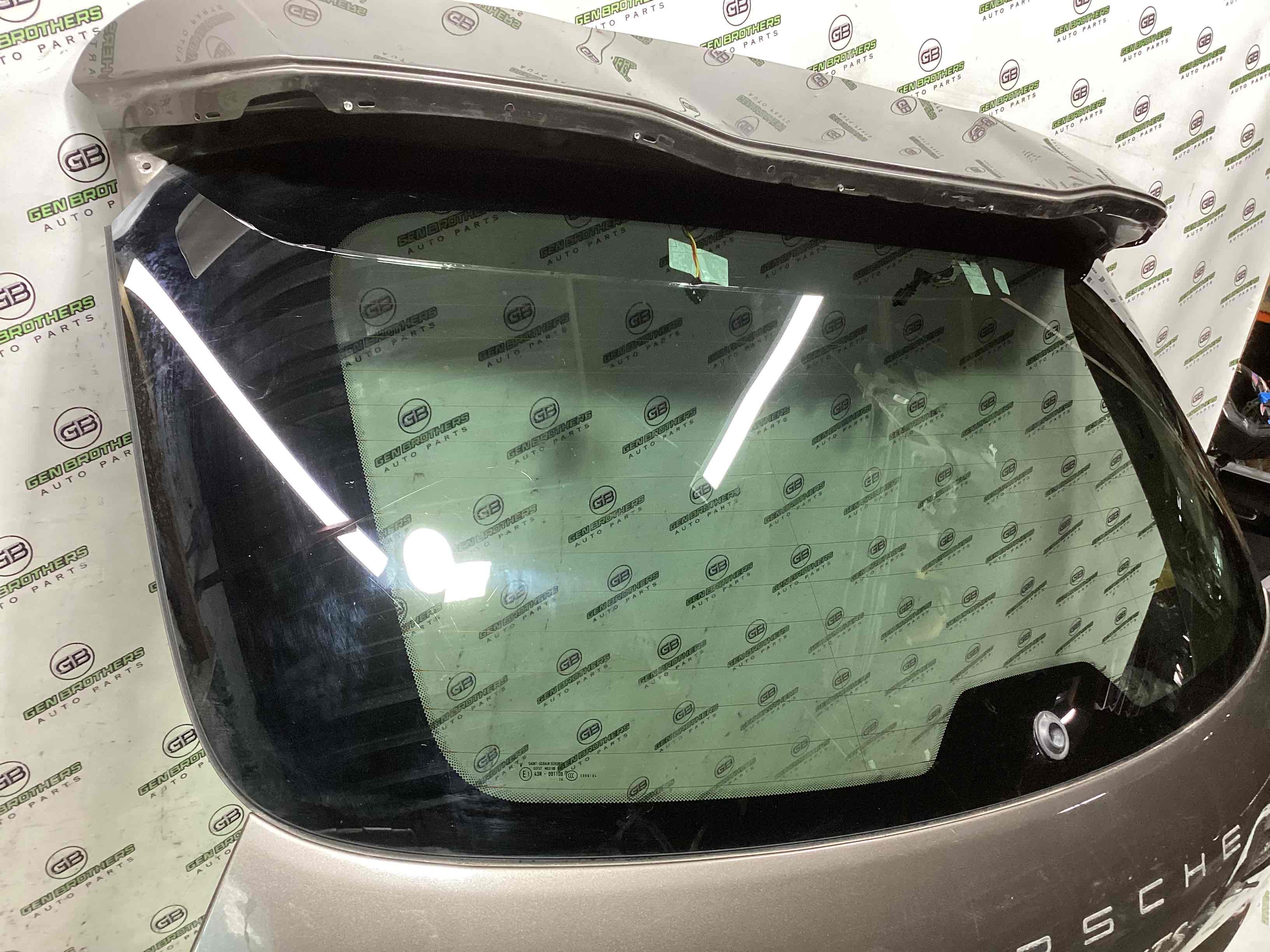 Скло заднє, скло кришки багажника