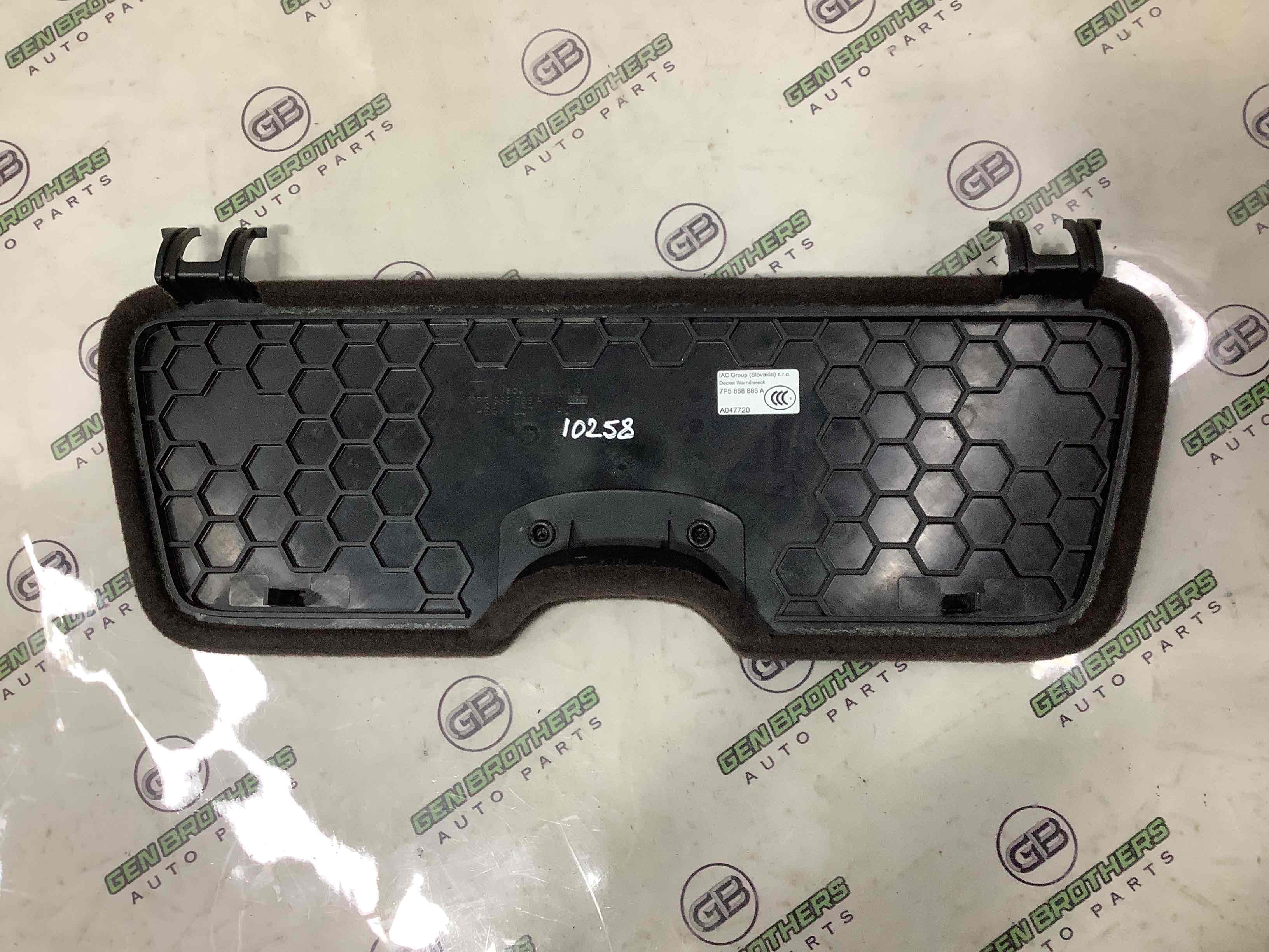 Обшивка кришки багажника