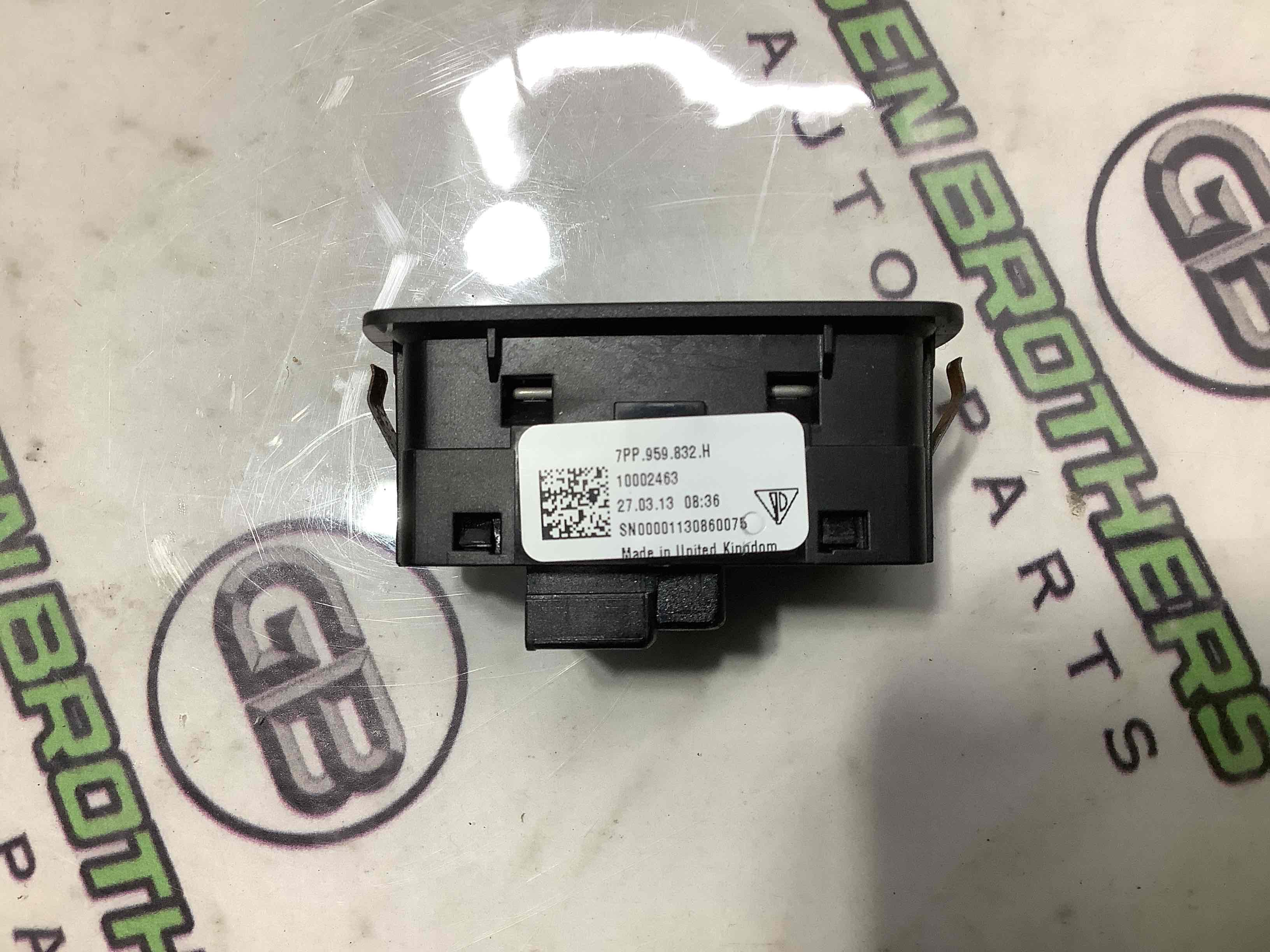 Кнопка відкриття багажника