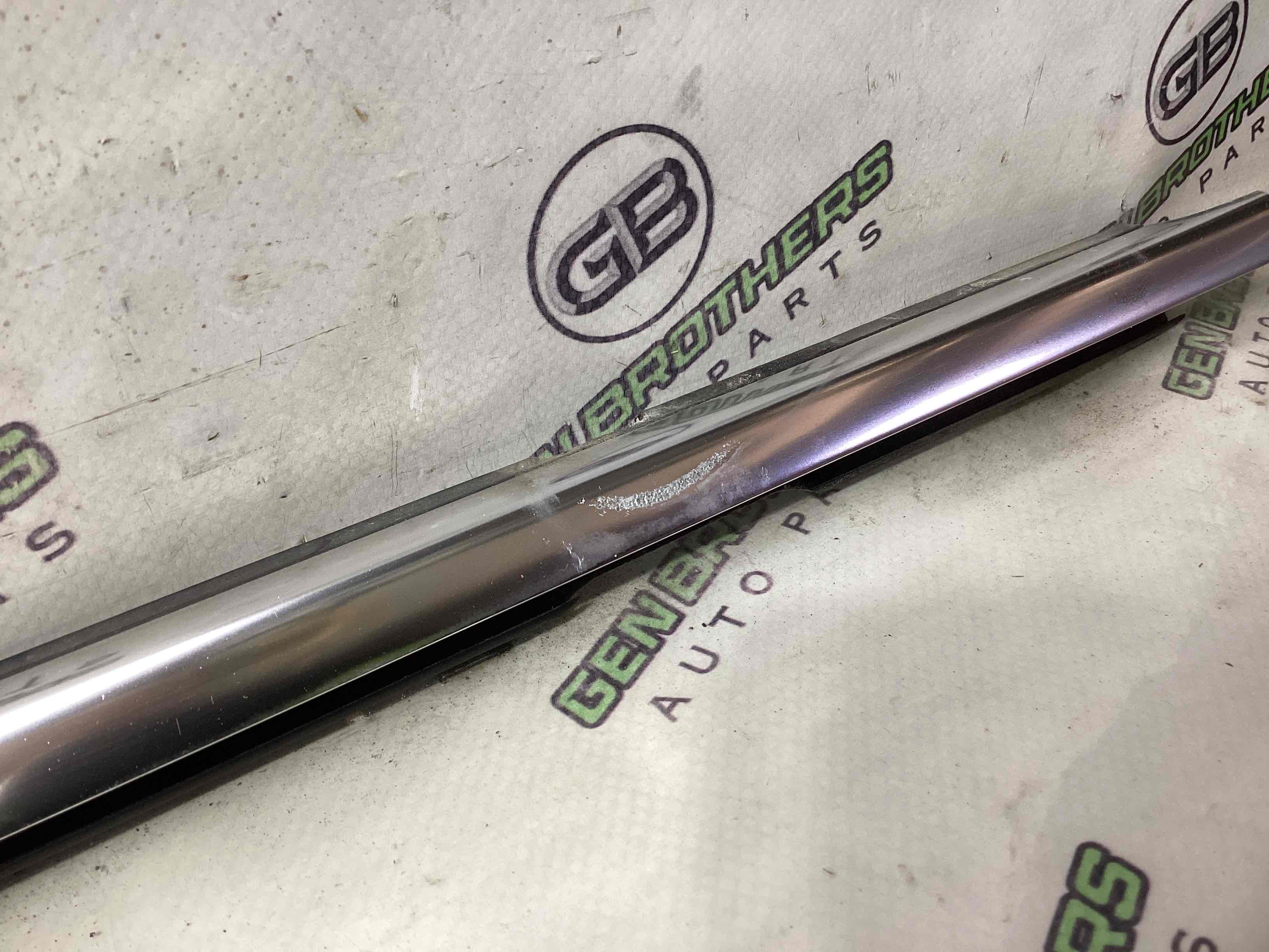 Молдинг двери передней правой