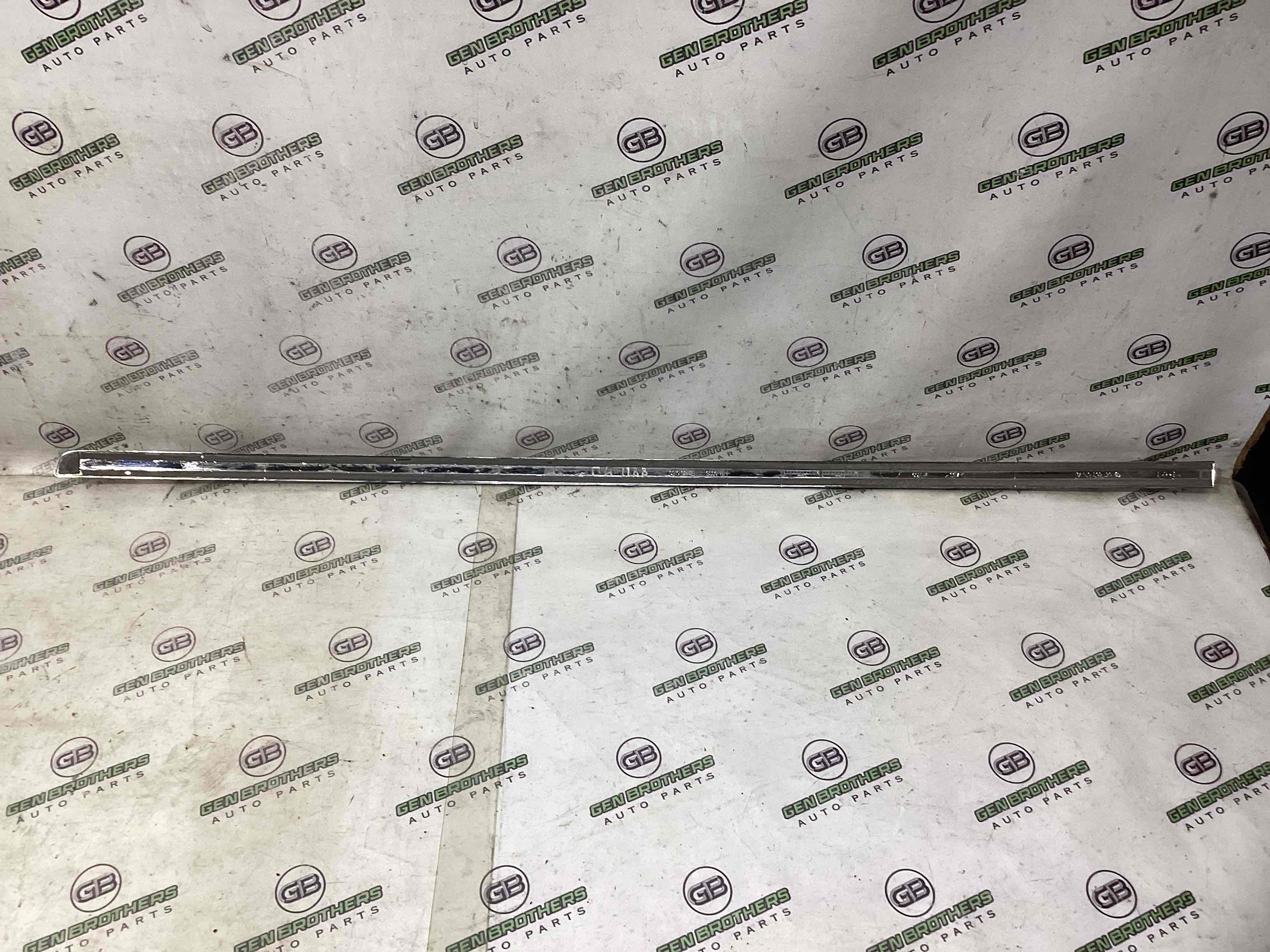 Молдинг двери передней левой