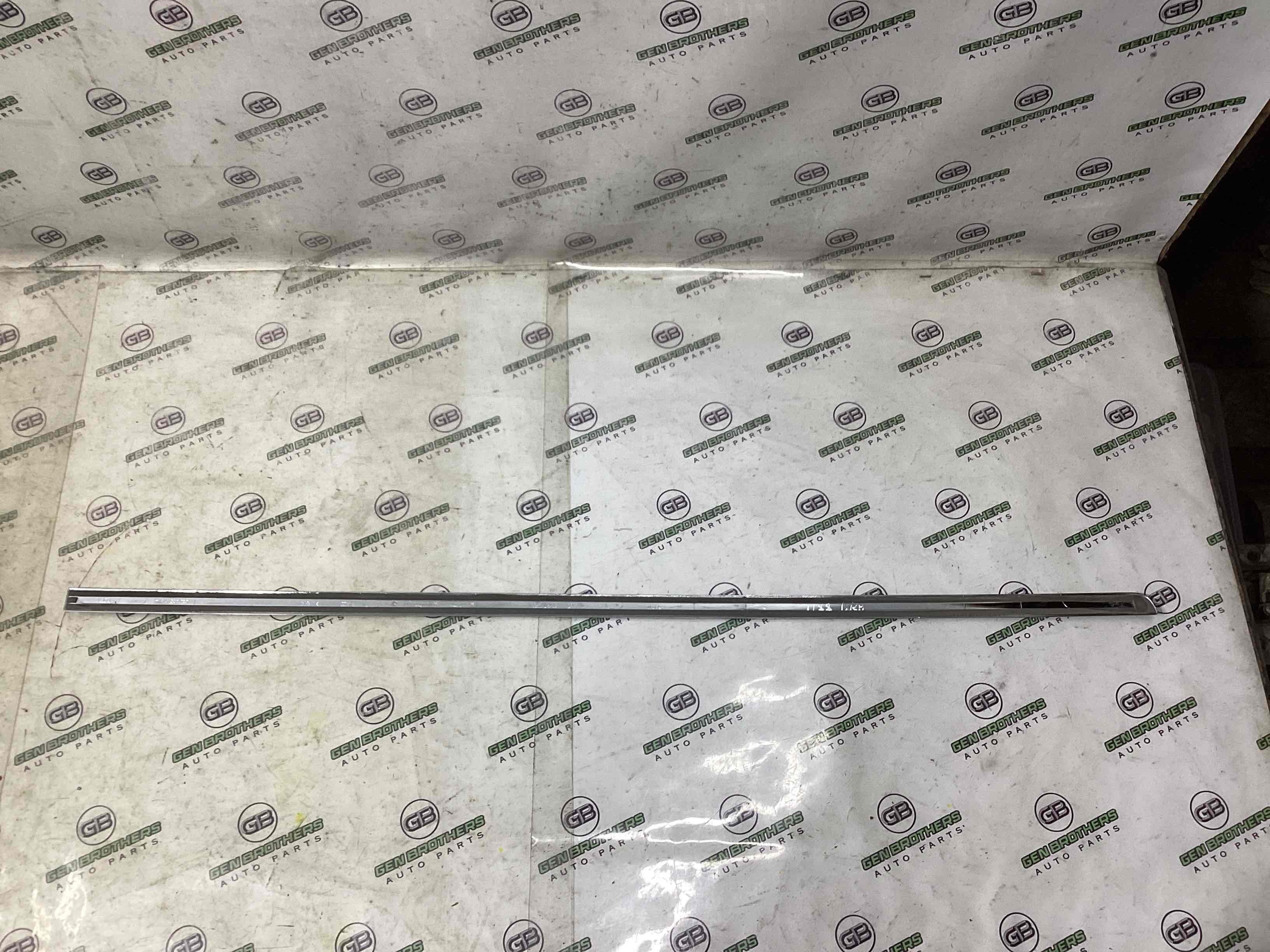 Молдинг двери передней правой