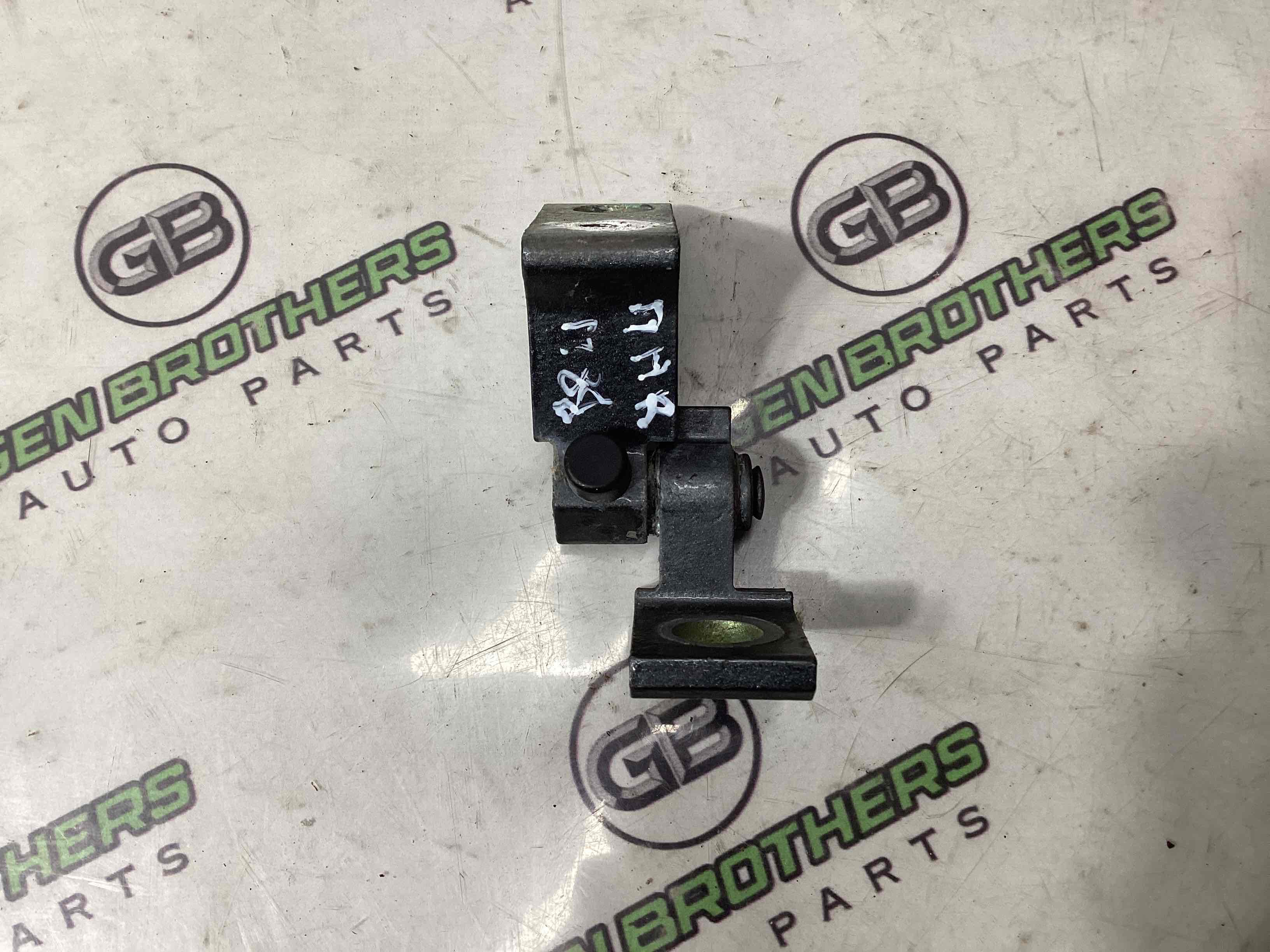 Петля двери, замок двери