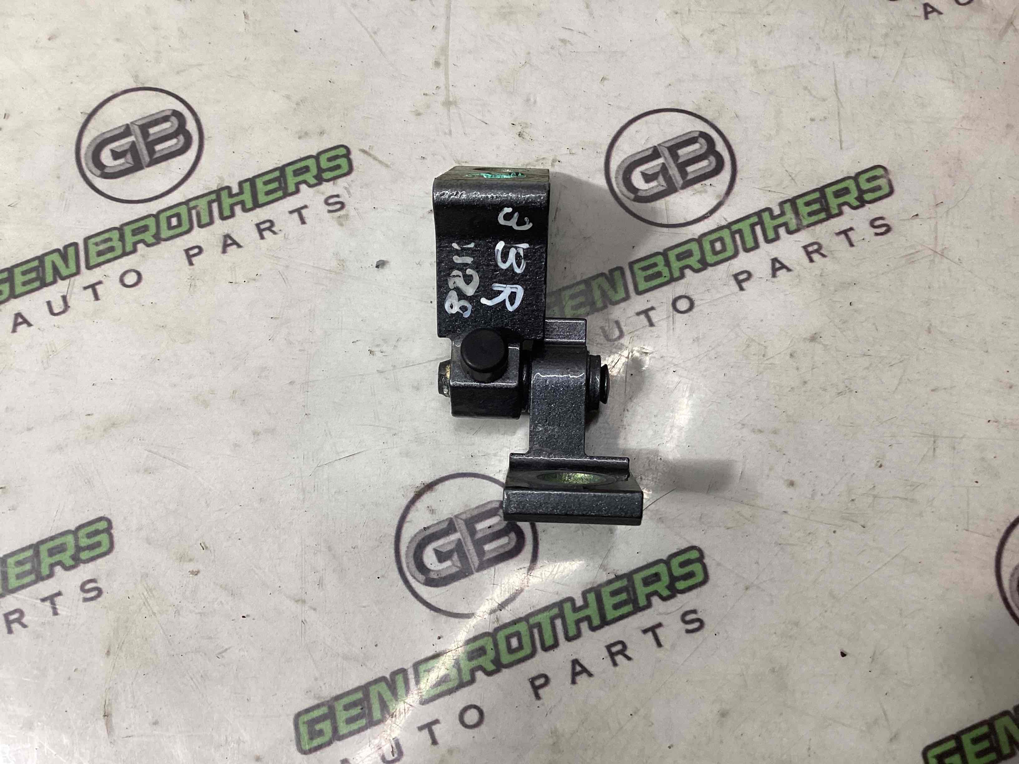 Петля двери, замок двери