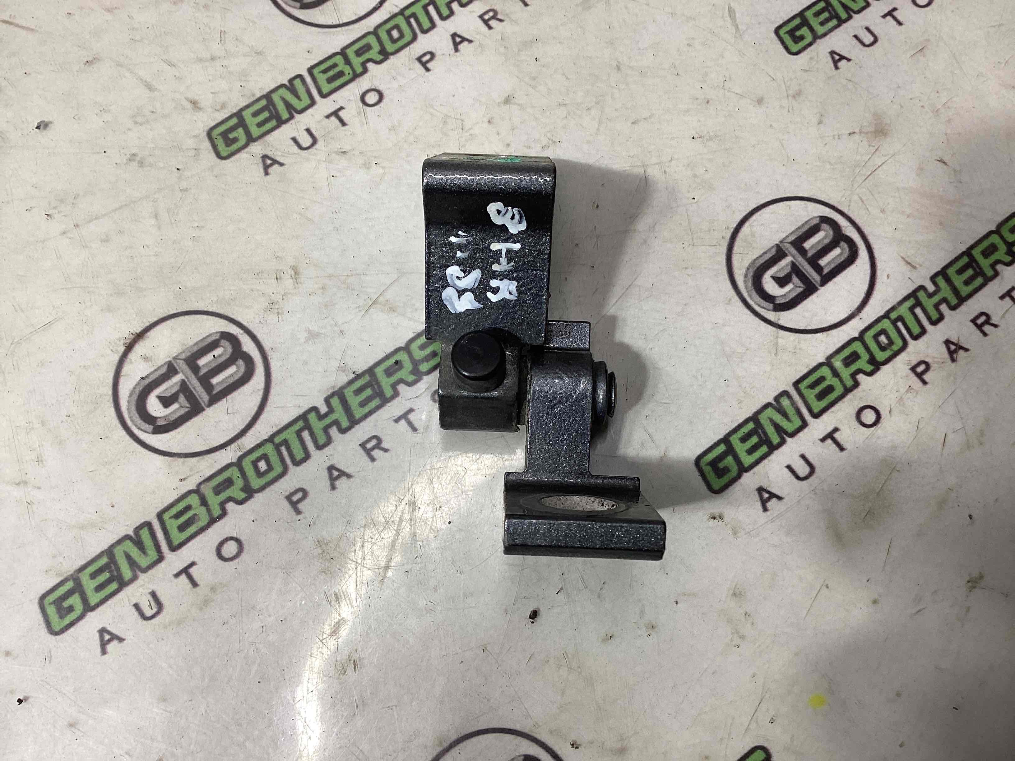 Петля двери, замок двери