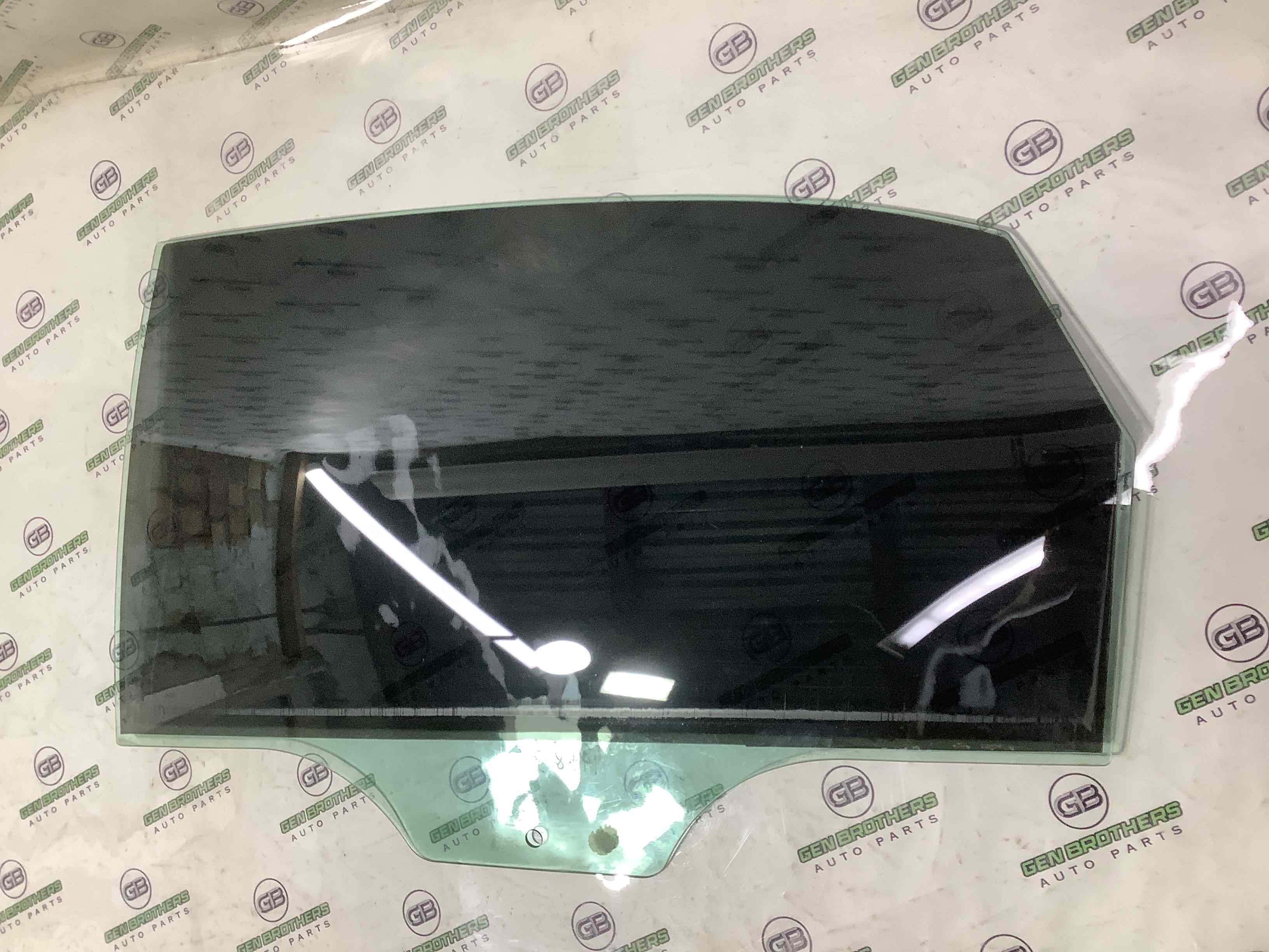 Стекло заднее левое