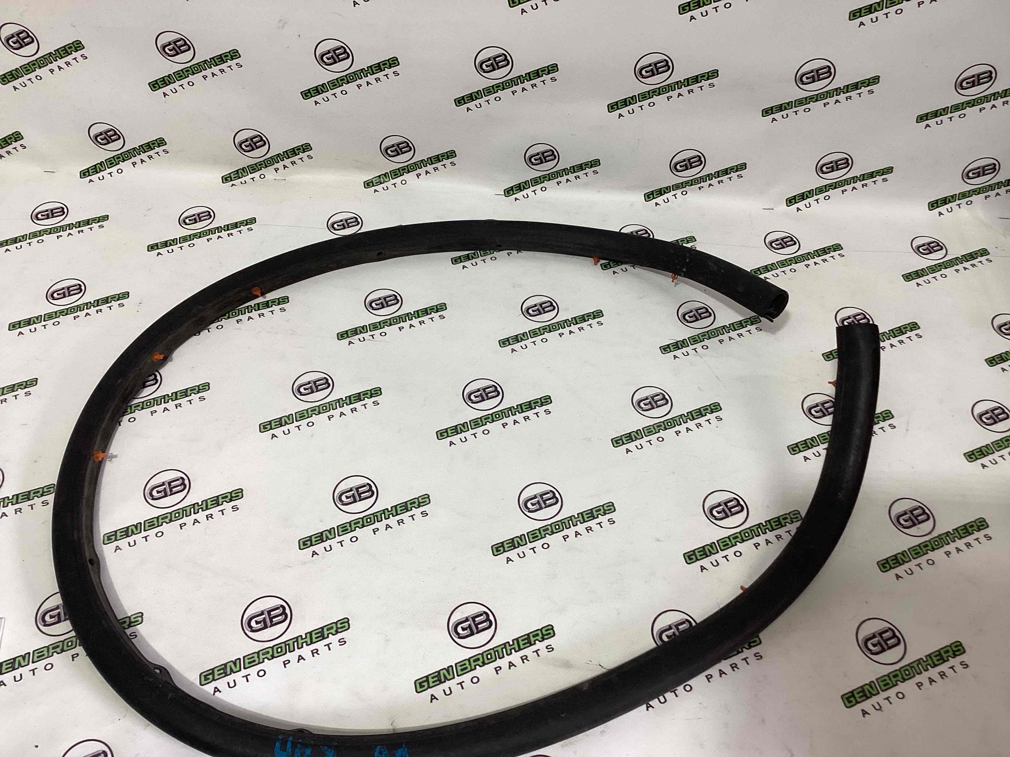 Уплотнитель капота, изолятор, шуба