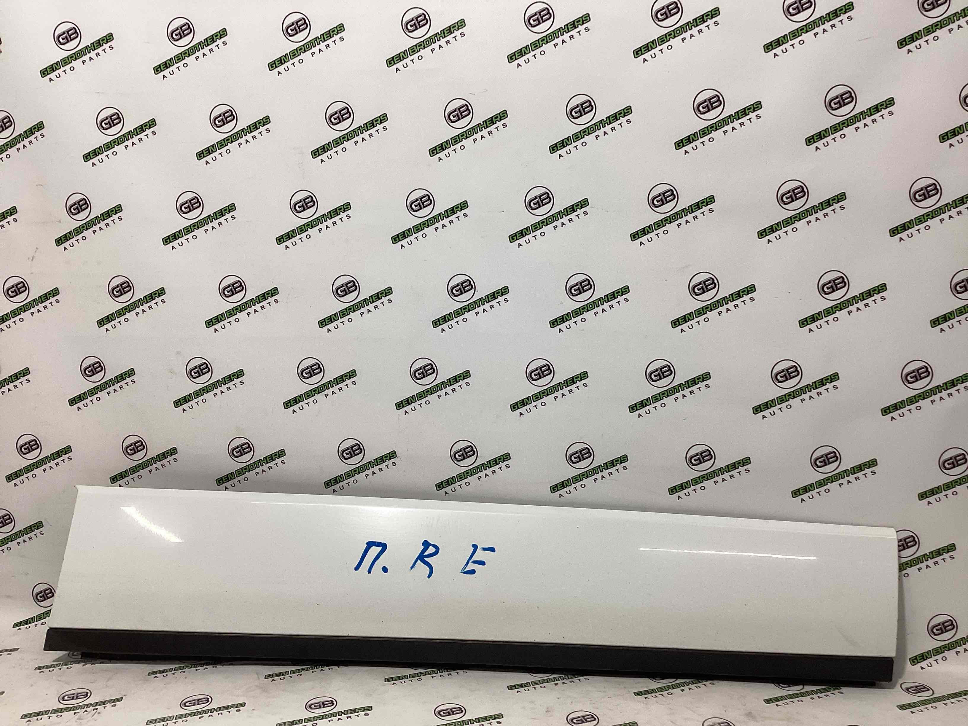 Молдинг двери передней правой