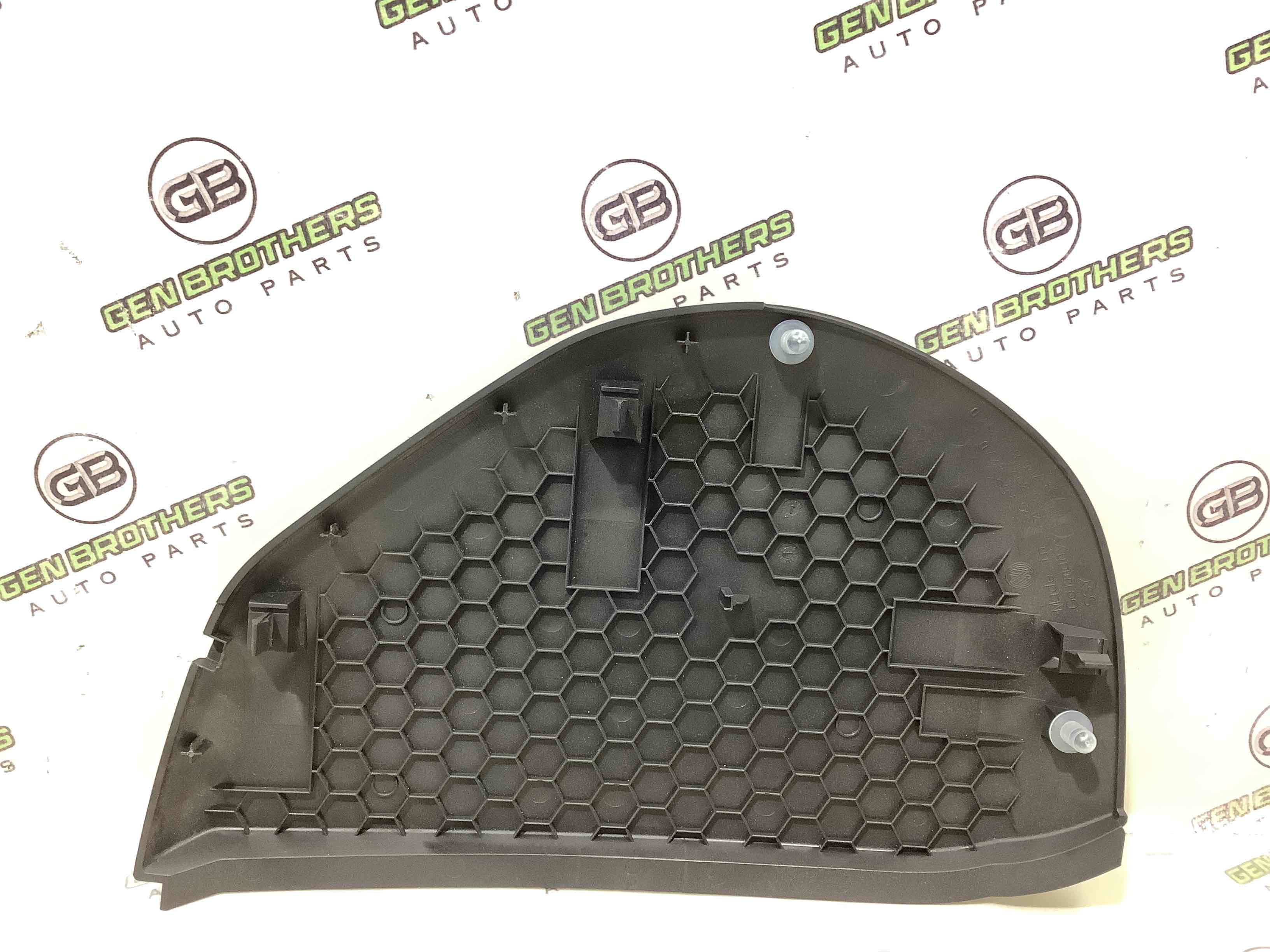 Обшивка панелі приладів торпедо