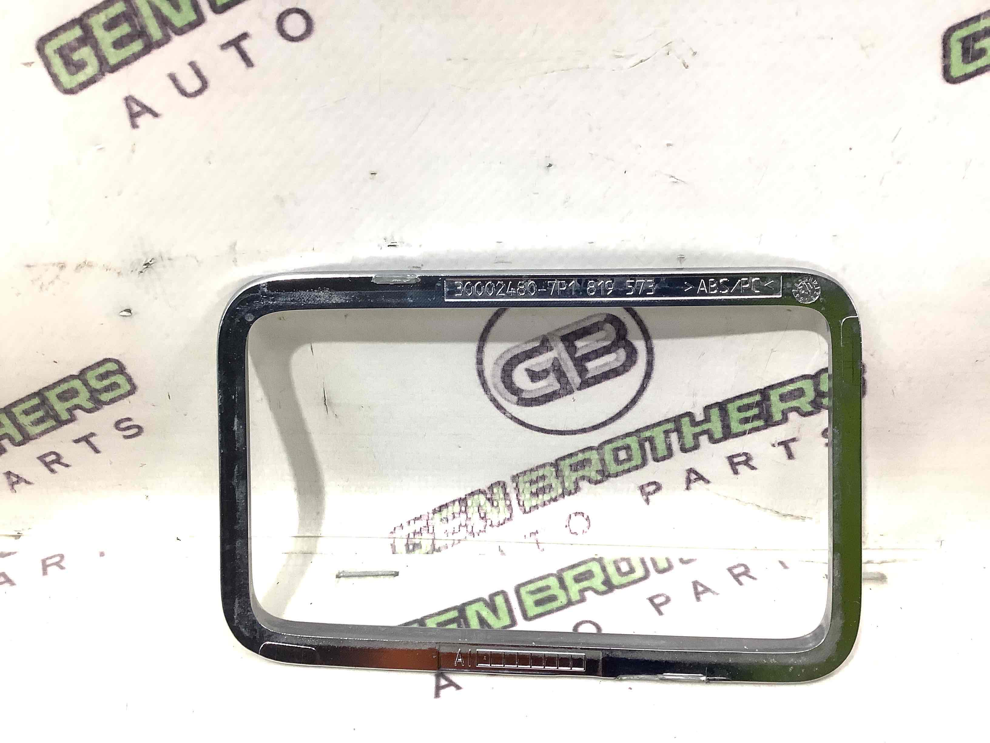 Обшивка панелі приладів торпедо