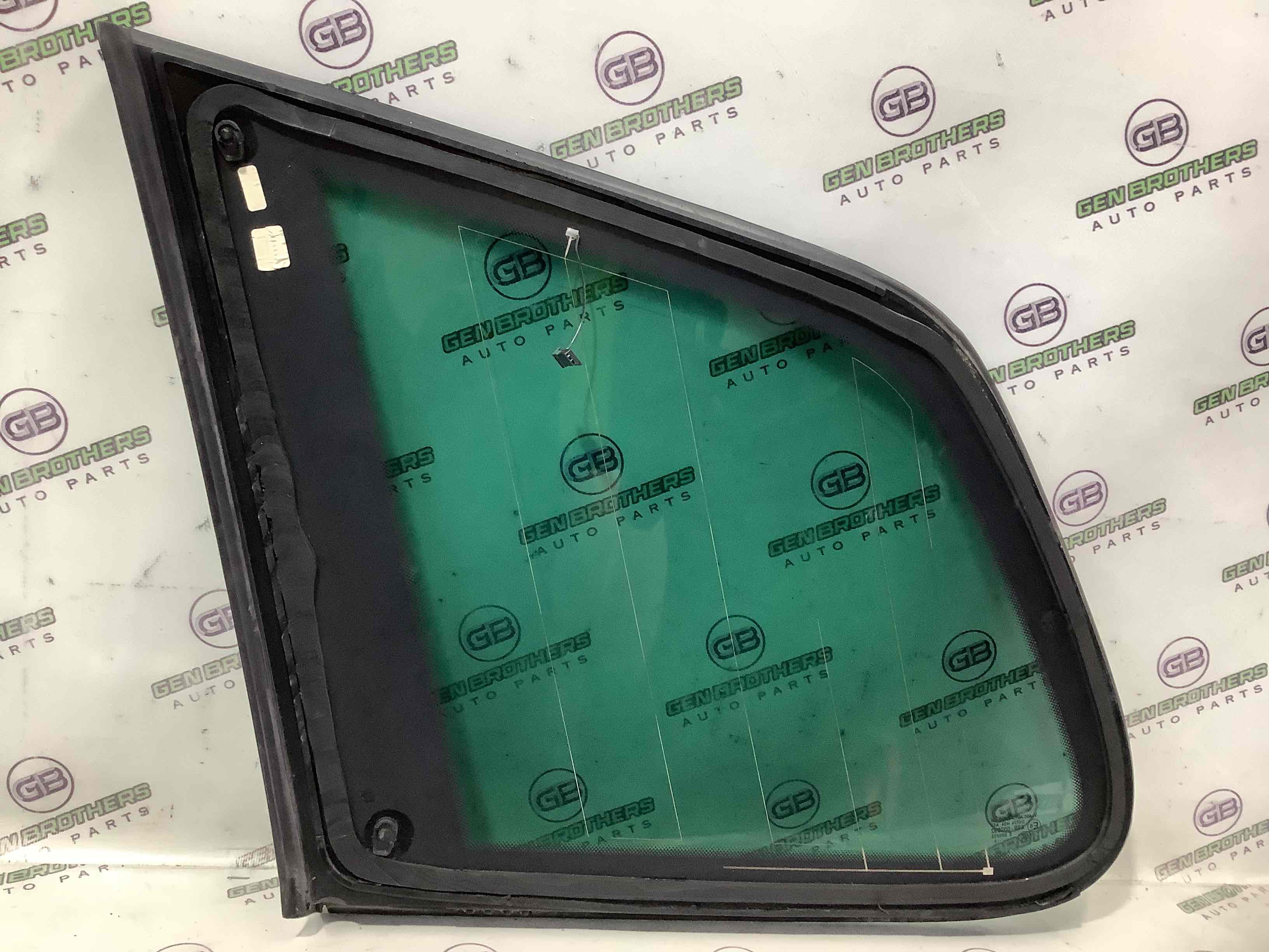 Скло кузовне бічне праве