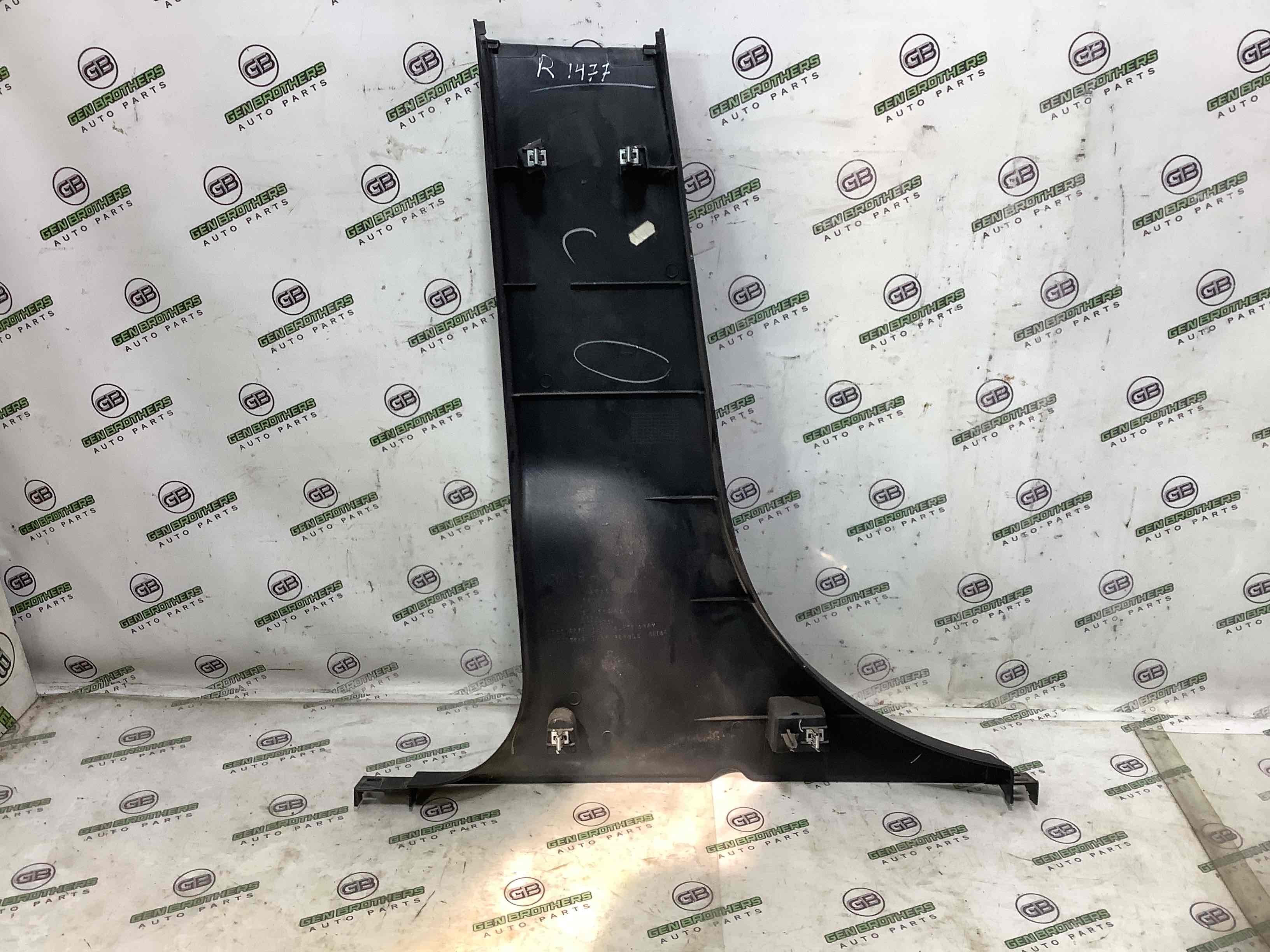 Обшивка центральной стойки правая