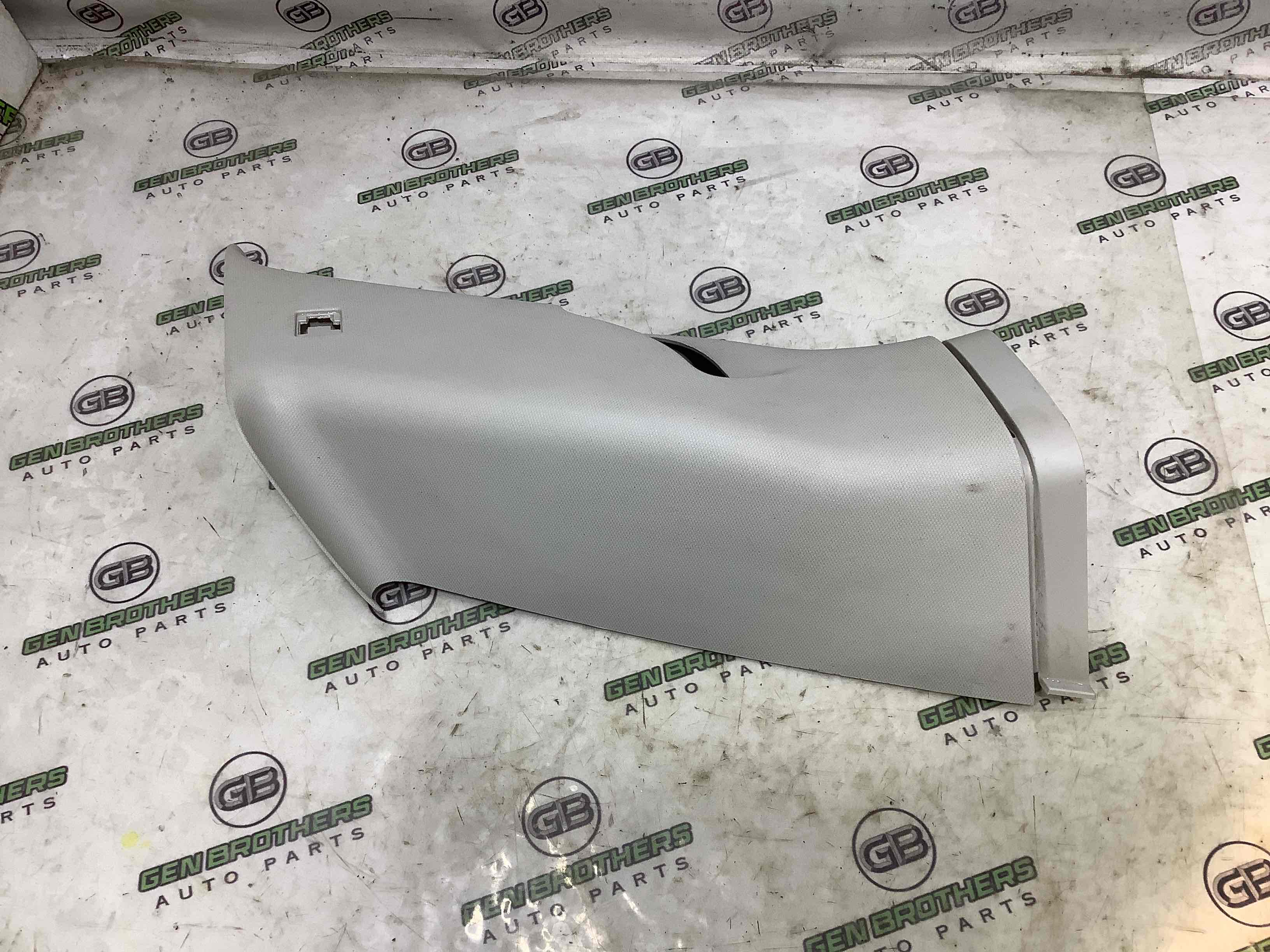 Обшивка задней стойки левая