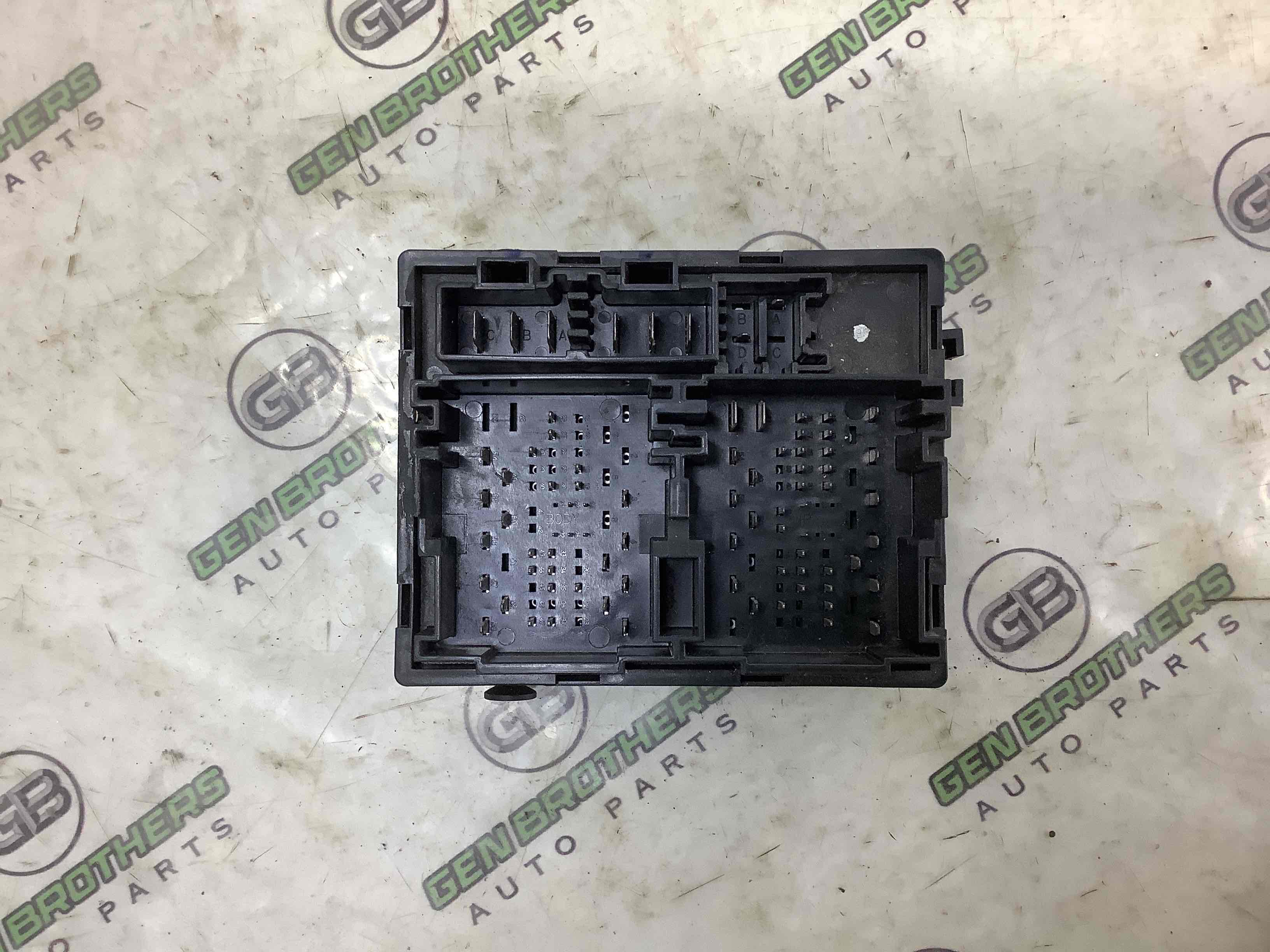 Блок предохранителей (блок реле)