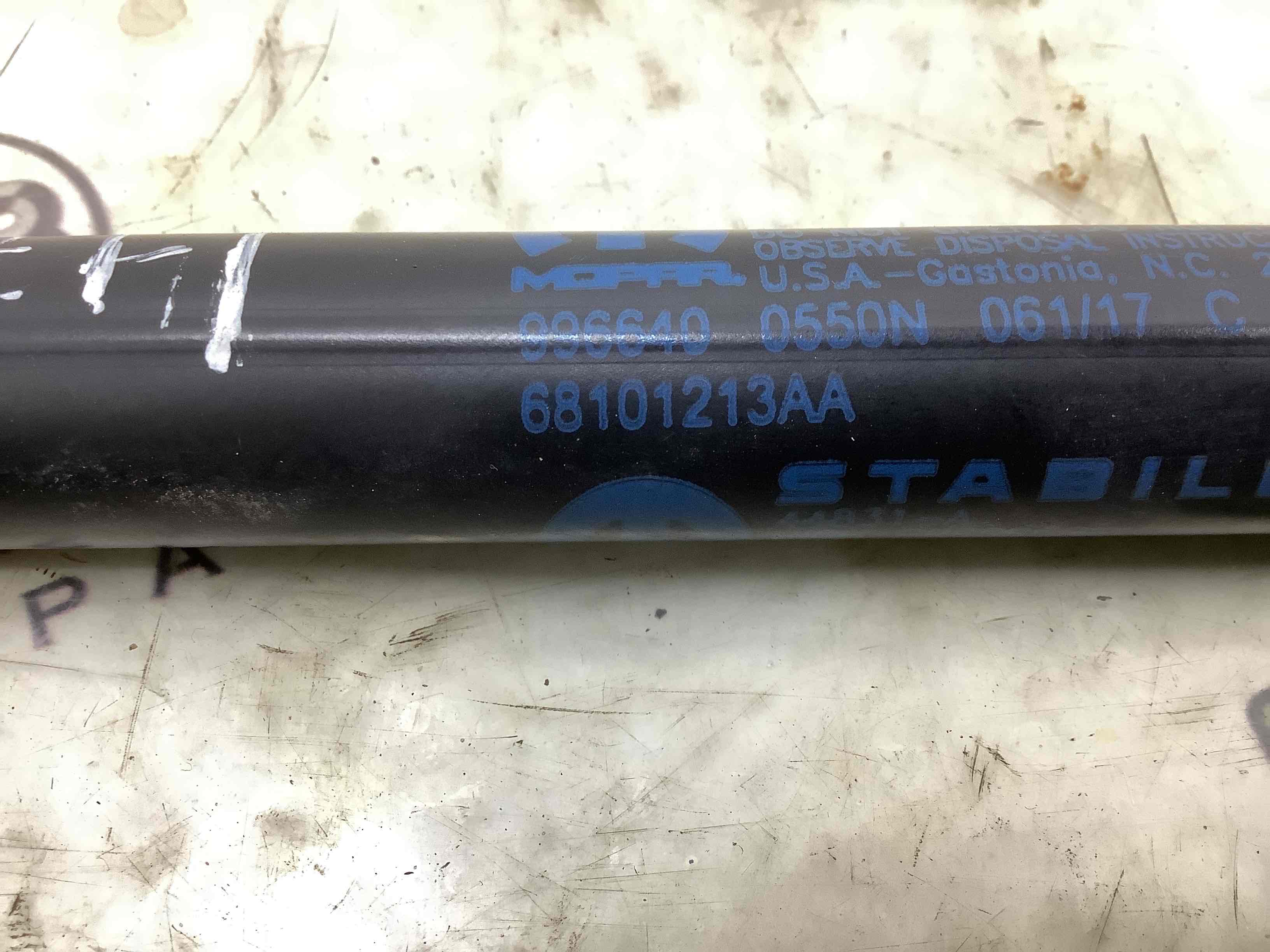 Амортизатор крышки, двери багажника