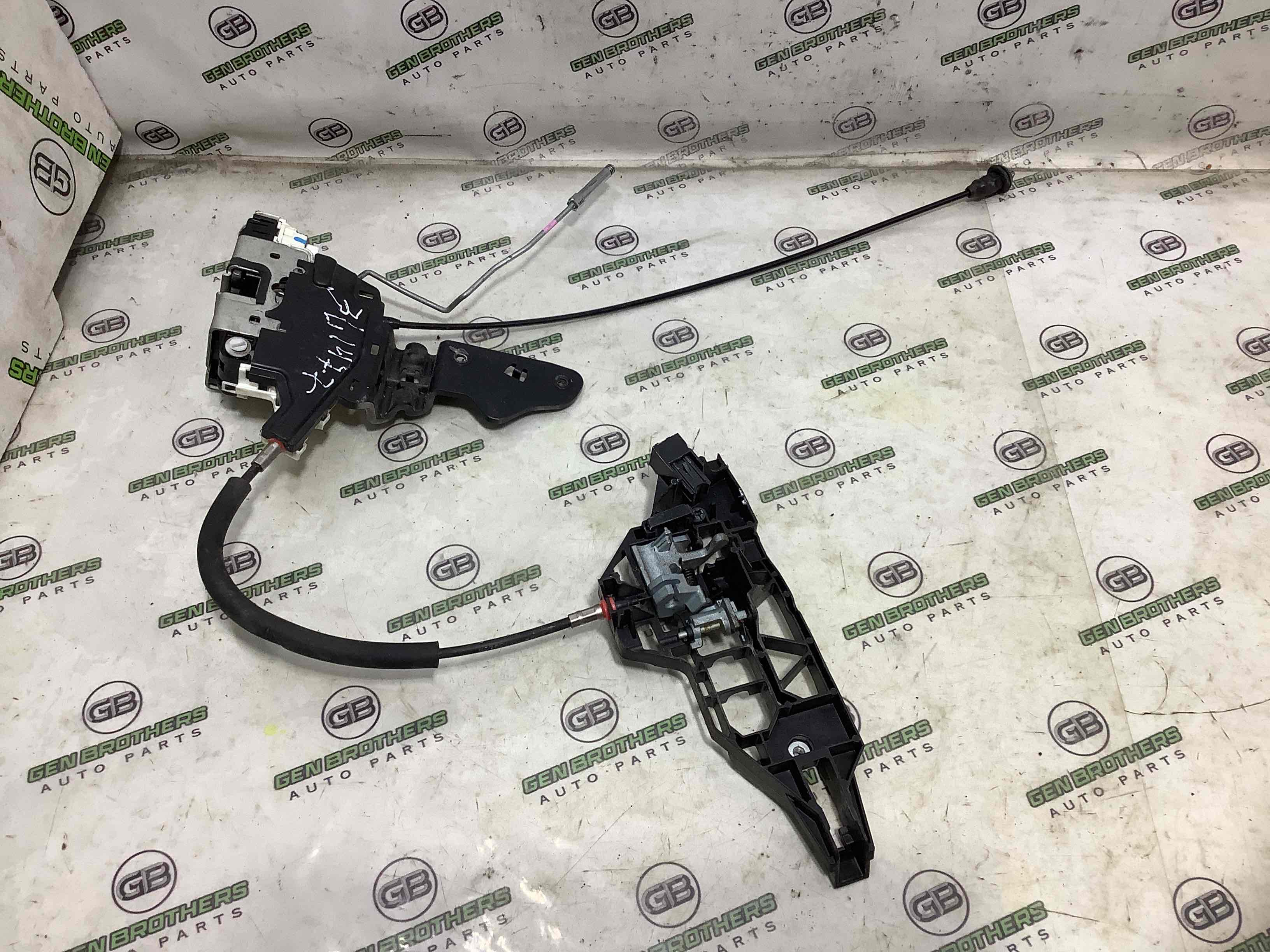 Замок двери передней левой