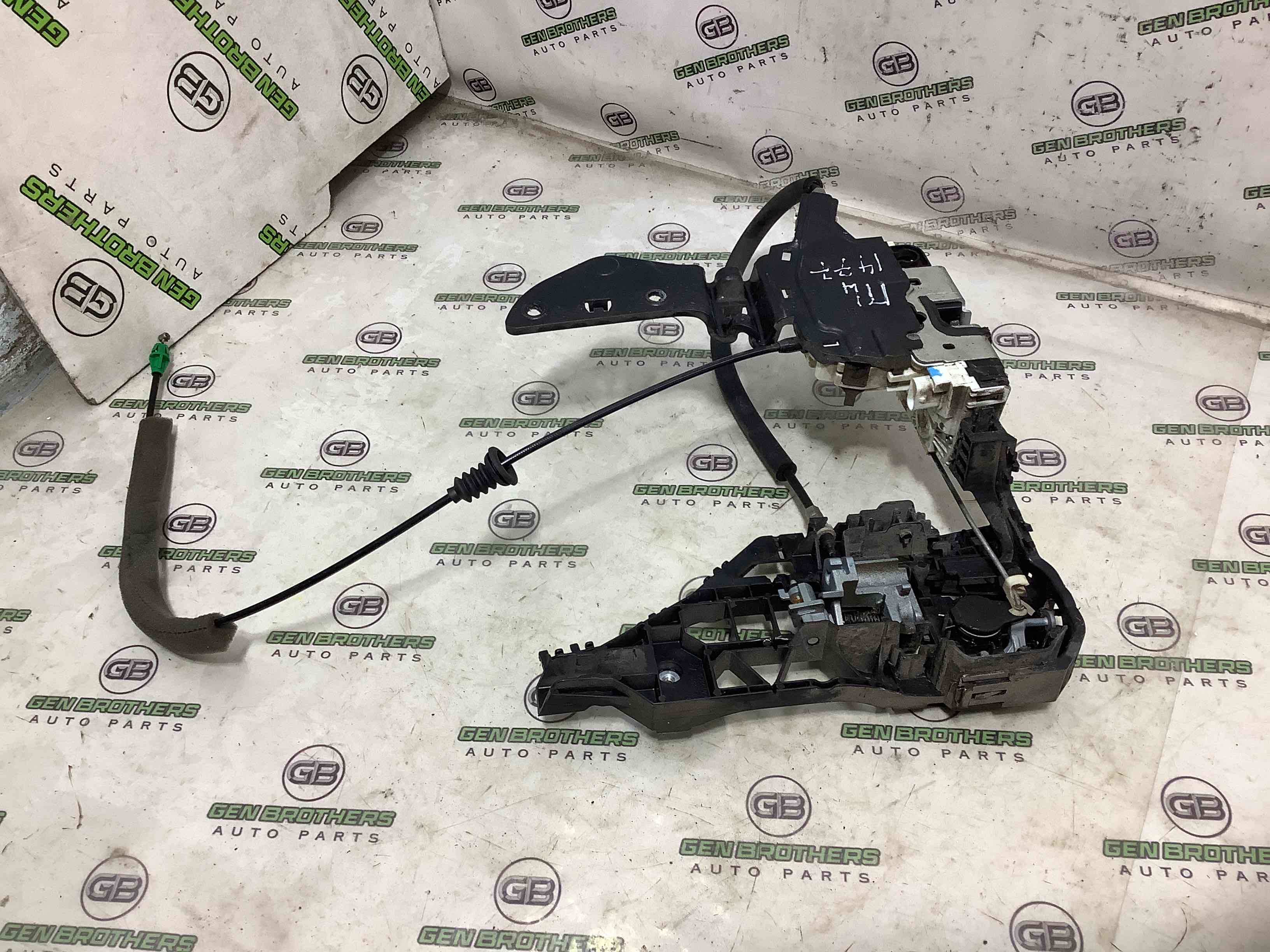 Замок двери передней левой