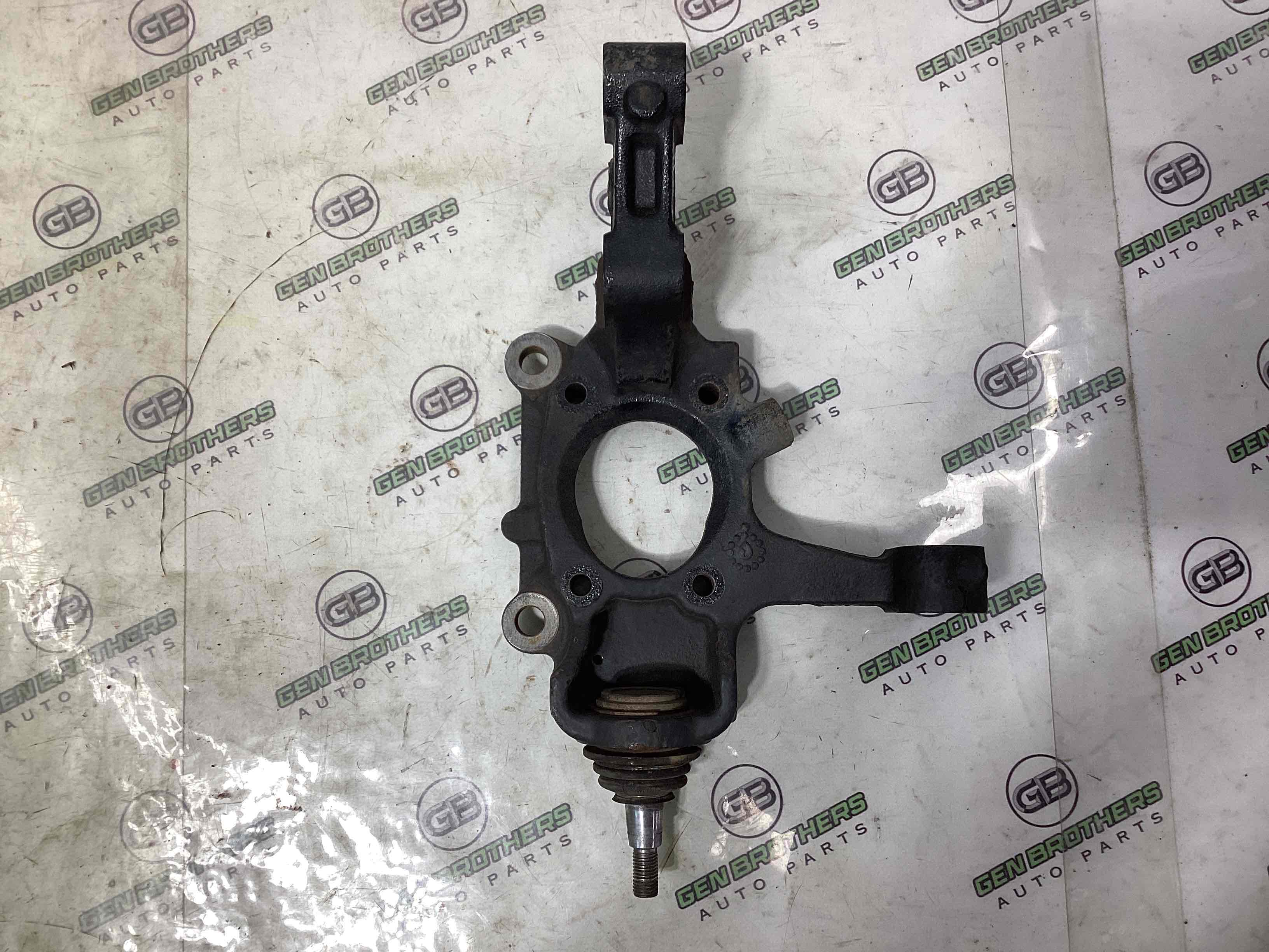 Кулак поворотный правый