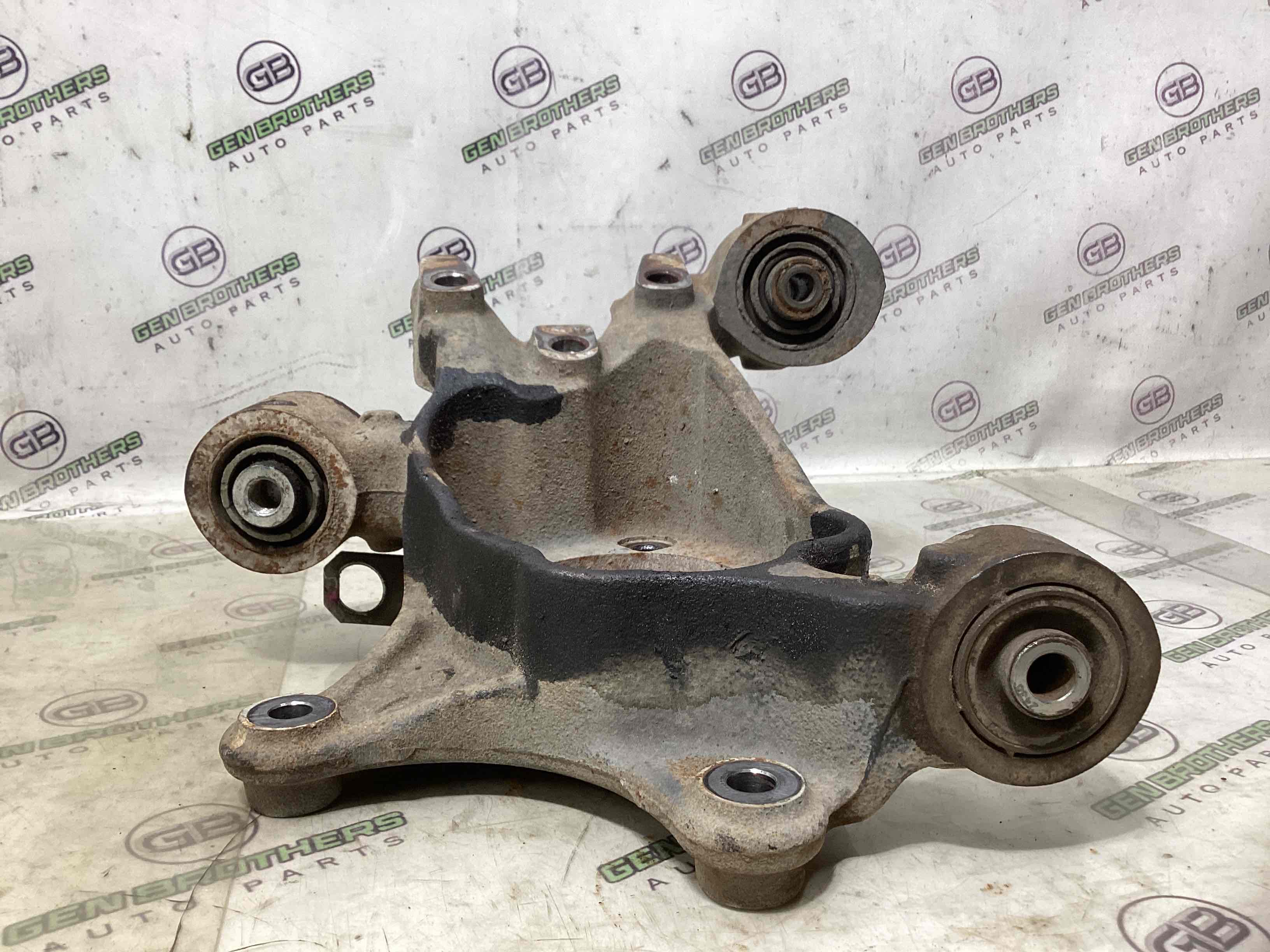 Кулак задний левый