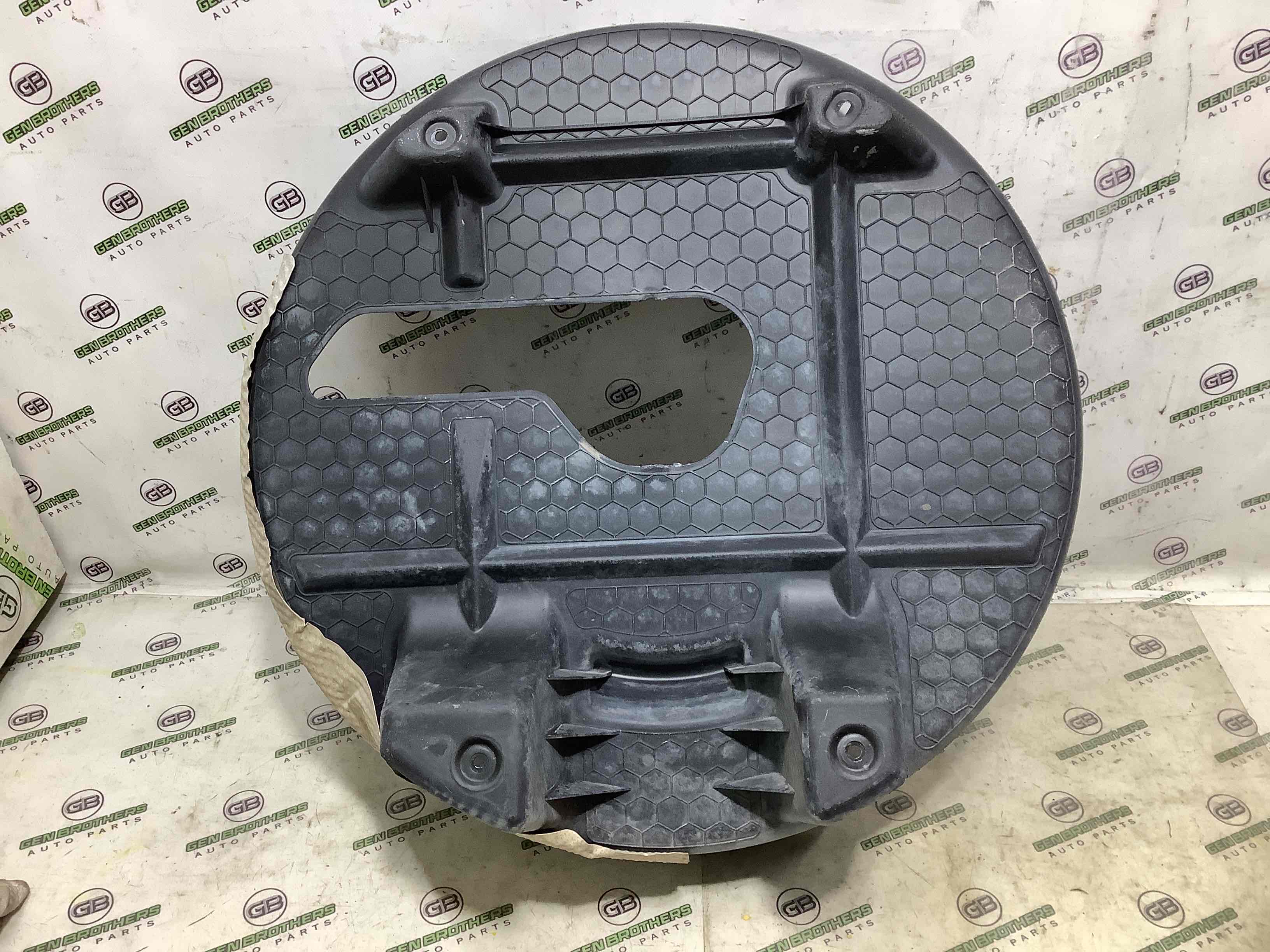 Колесо запасное, держатель, кронштейн, обшивка