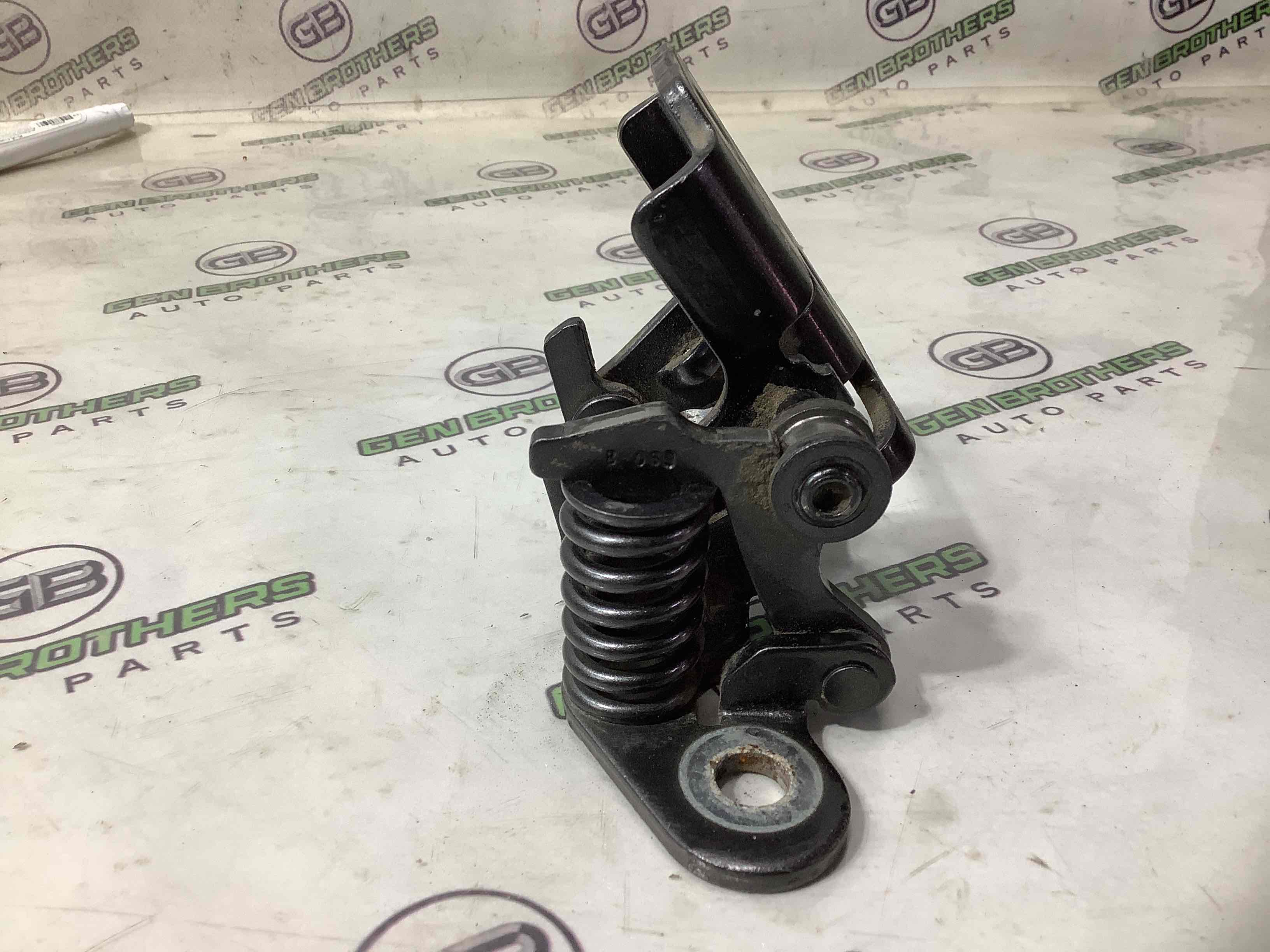 Петля двери, замок двери