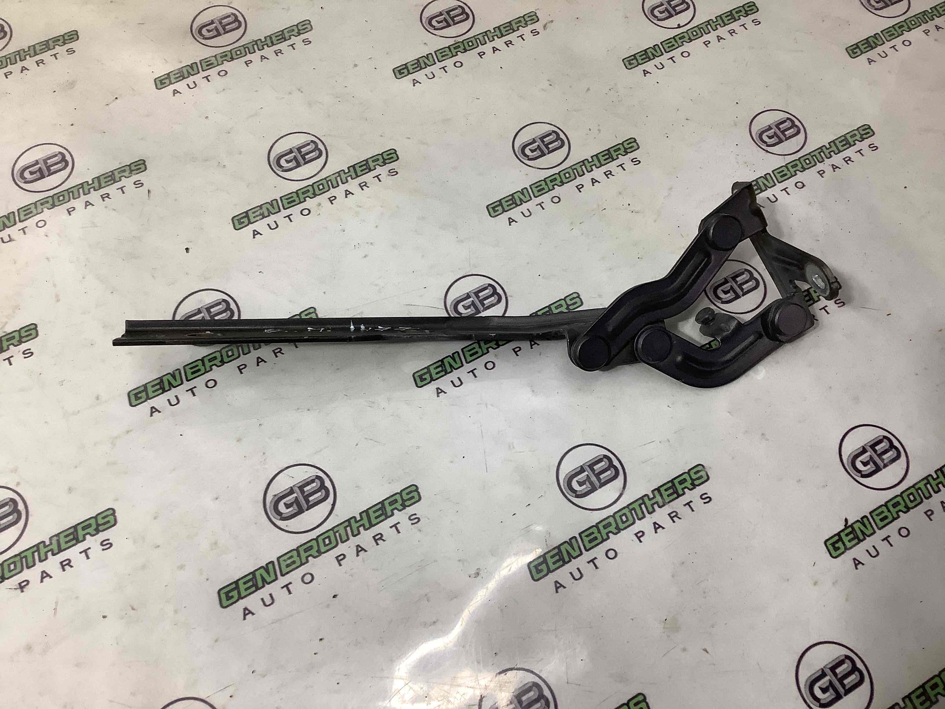 Петля капота, кронштейн капота