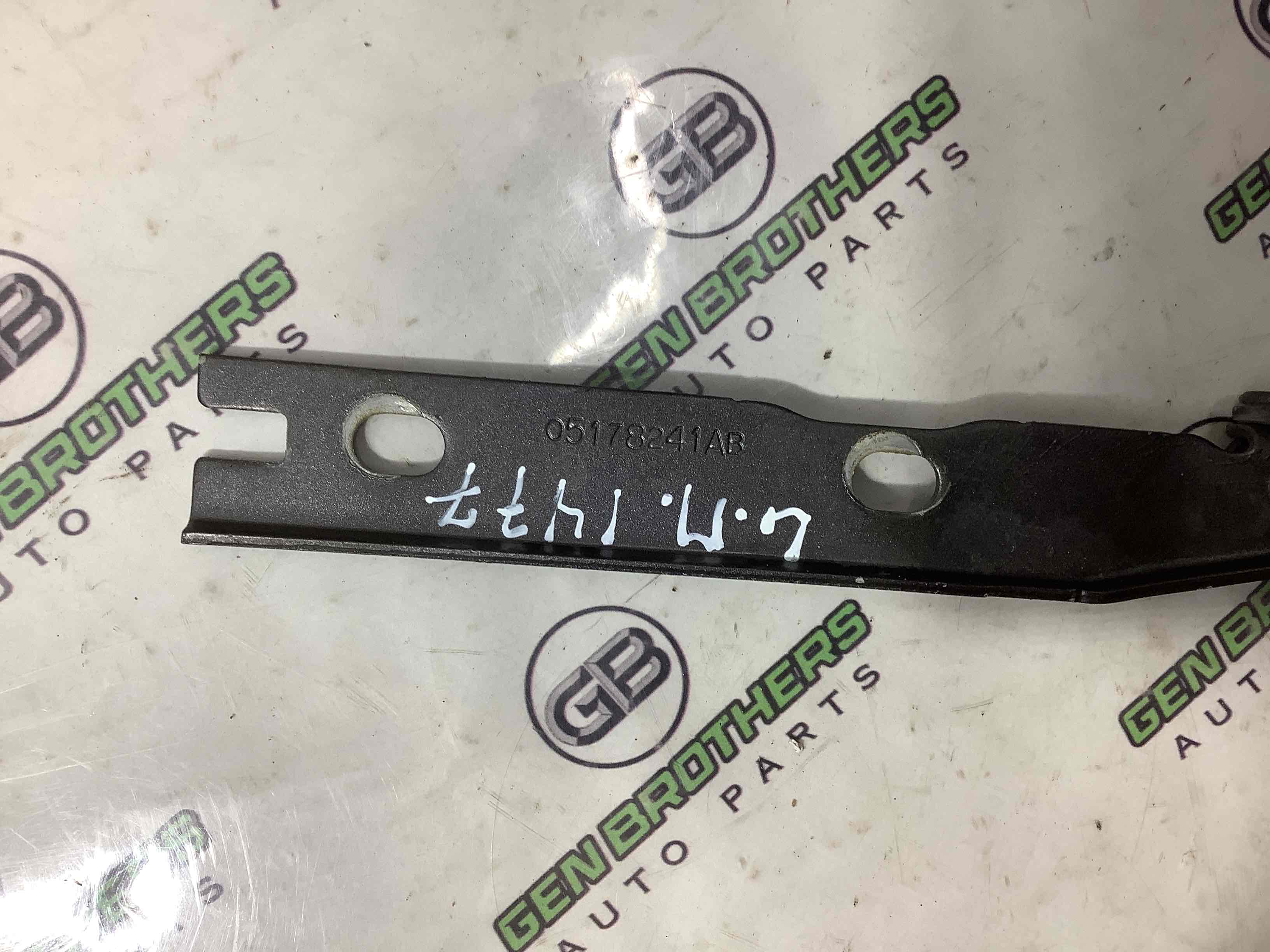 Петля капота, кронштейн капота