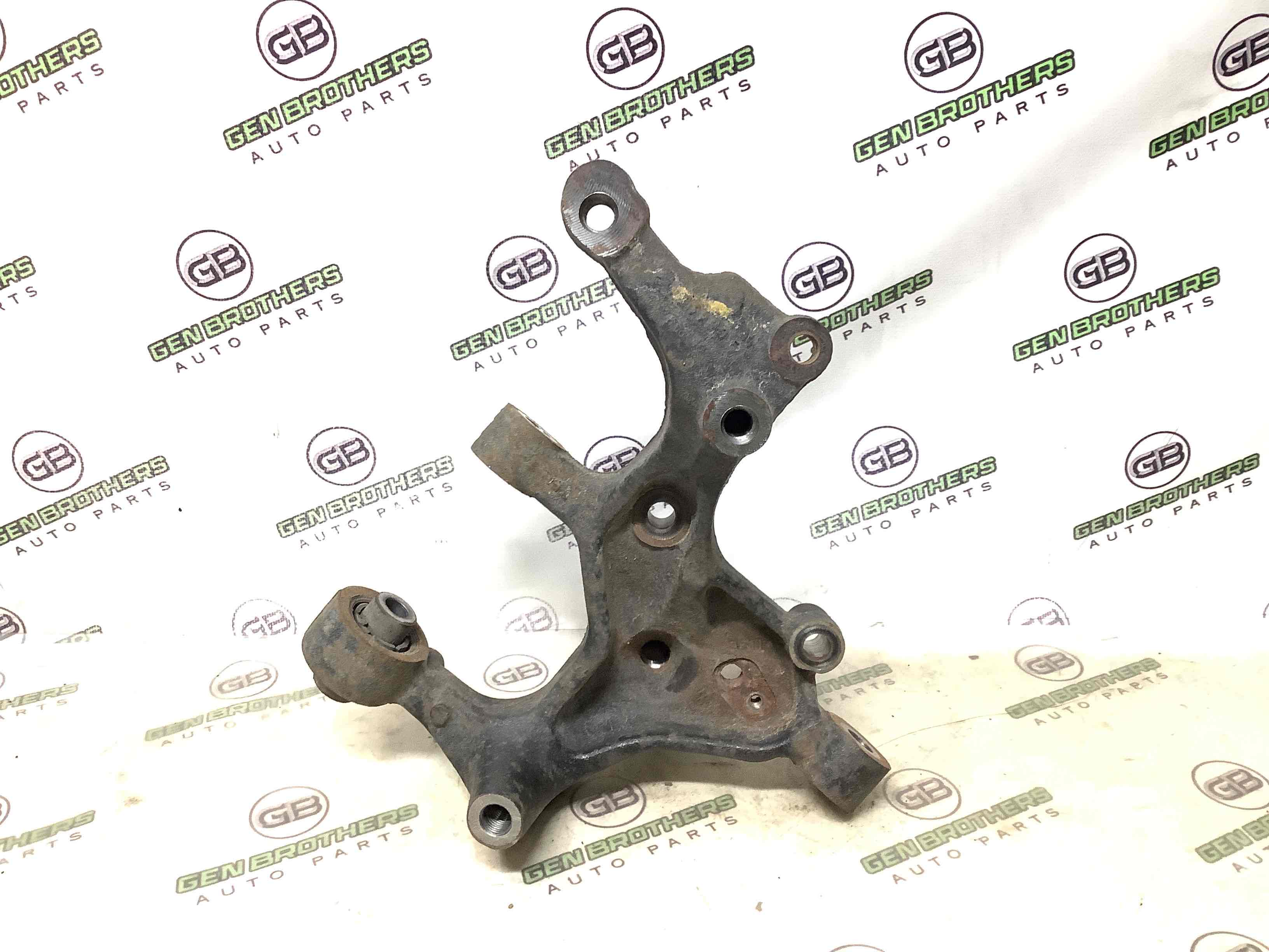 Кулак задній правий