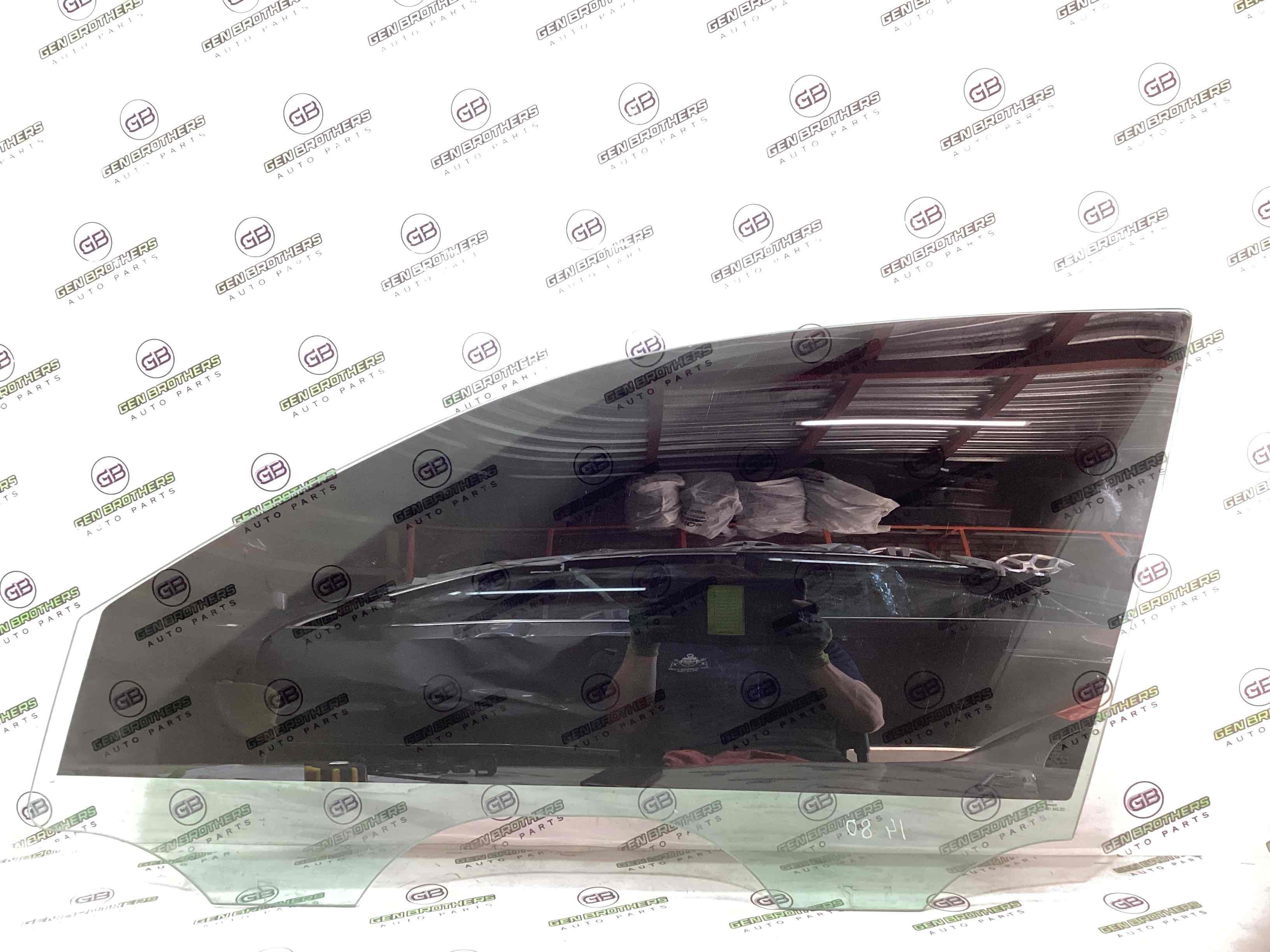 Скло переднє ліве