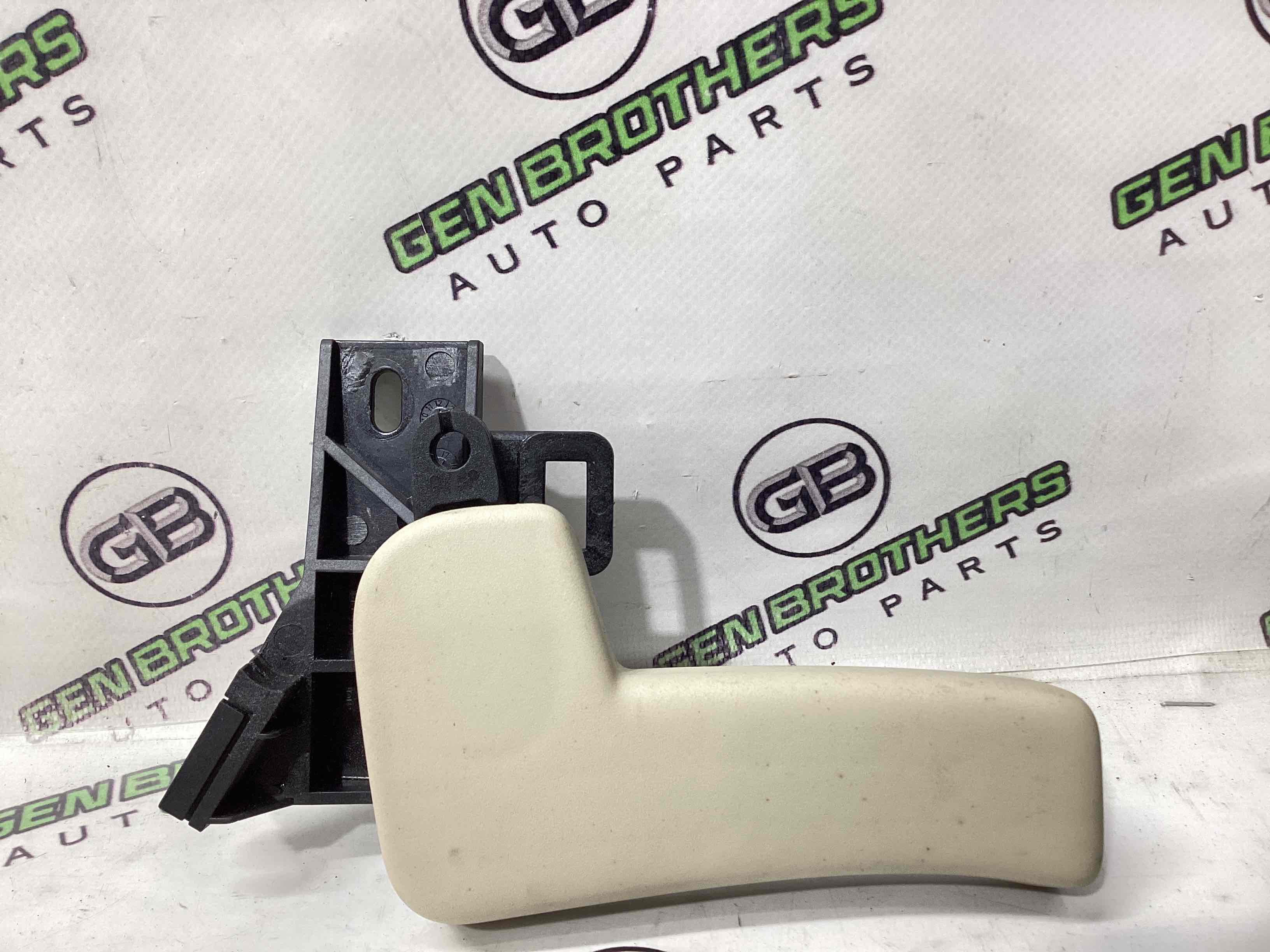 Ручка відкривання капота