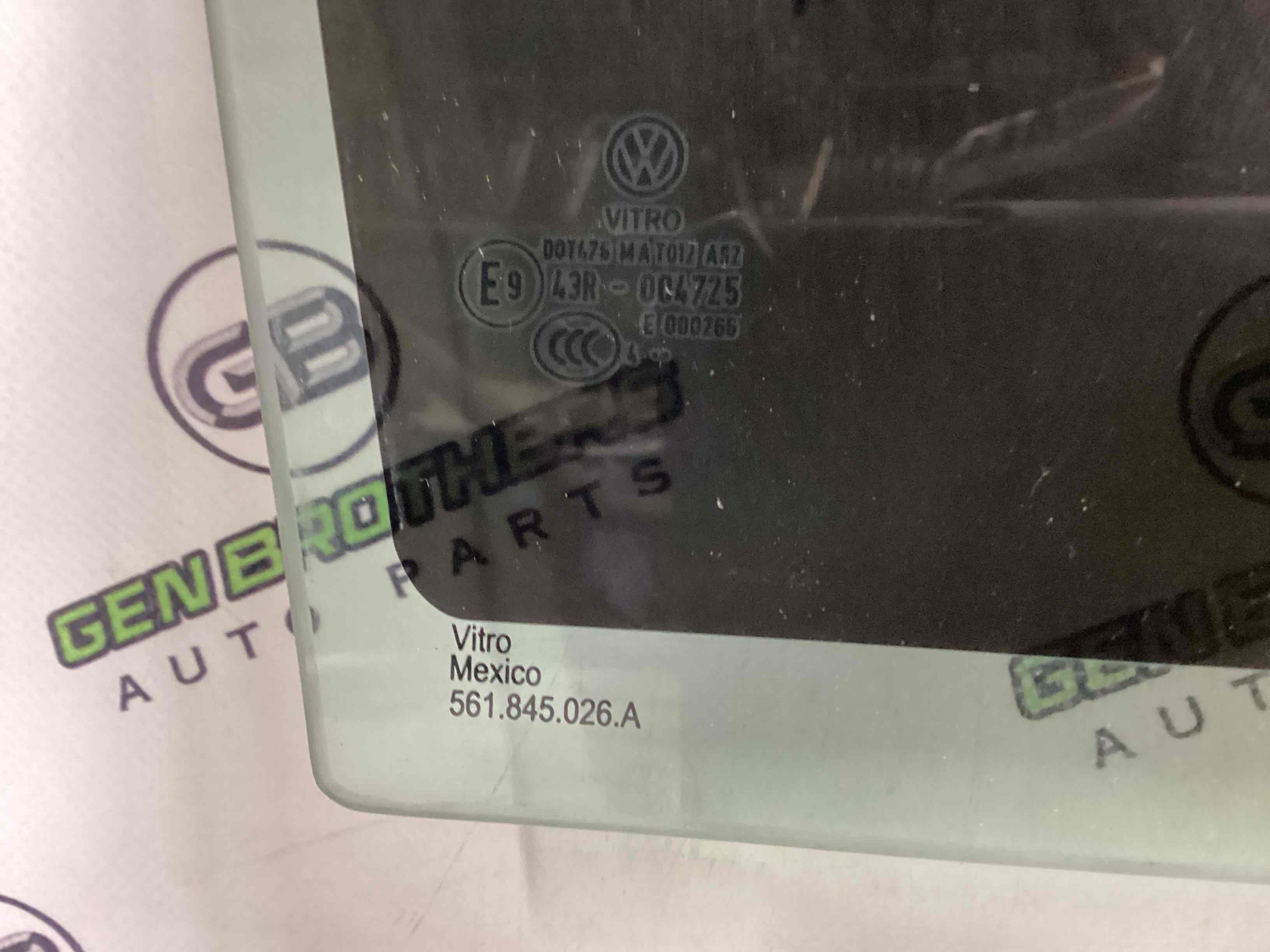 Скло заднє праве