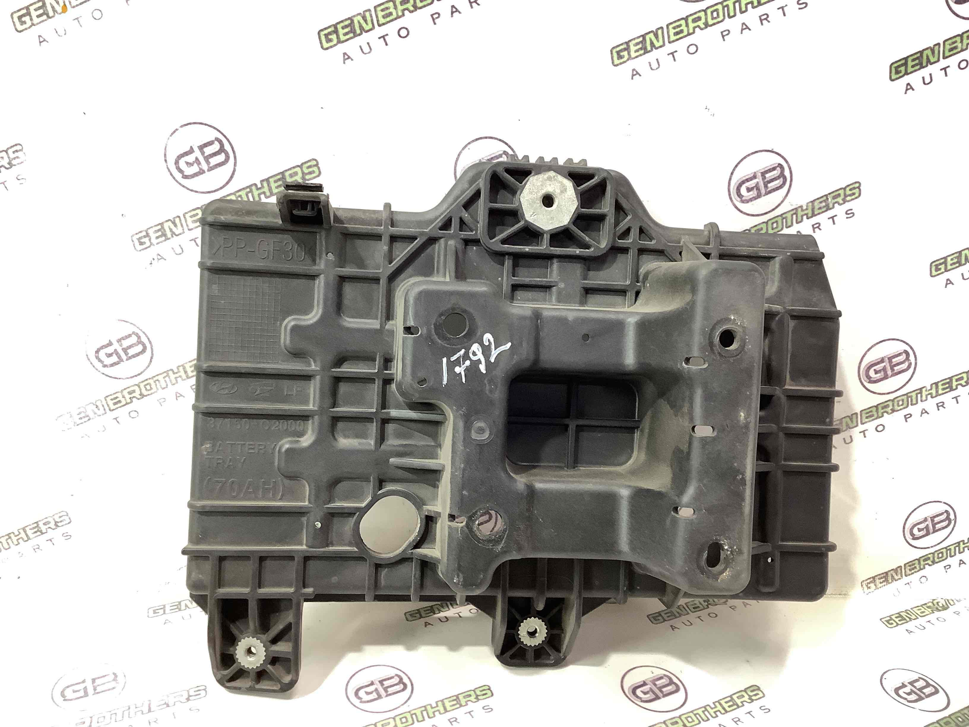 Полиця акумулятора, кришка, кріплення майданчик АКБ