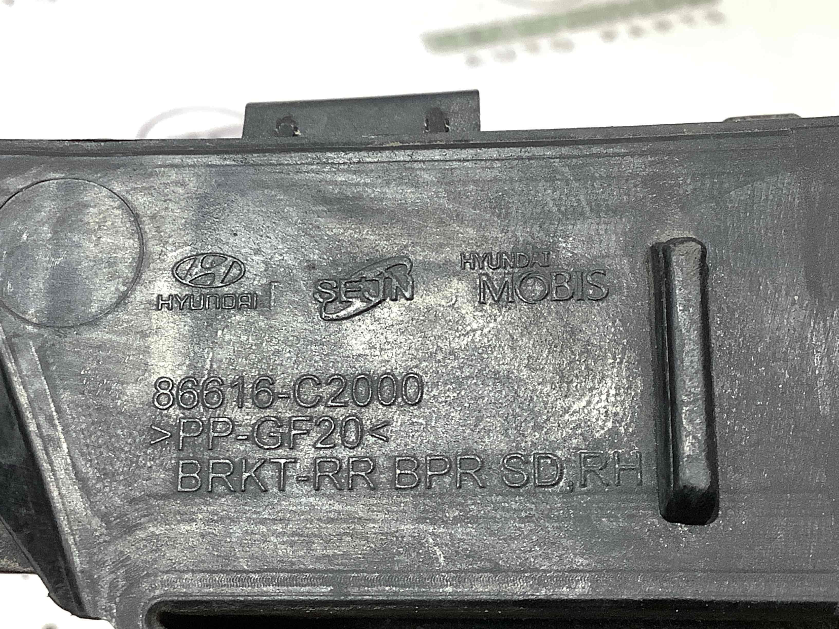 Кріплення заднього бампера праве