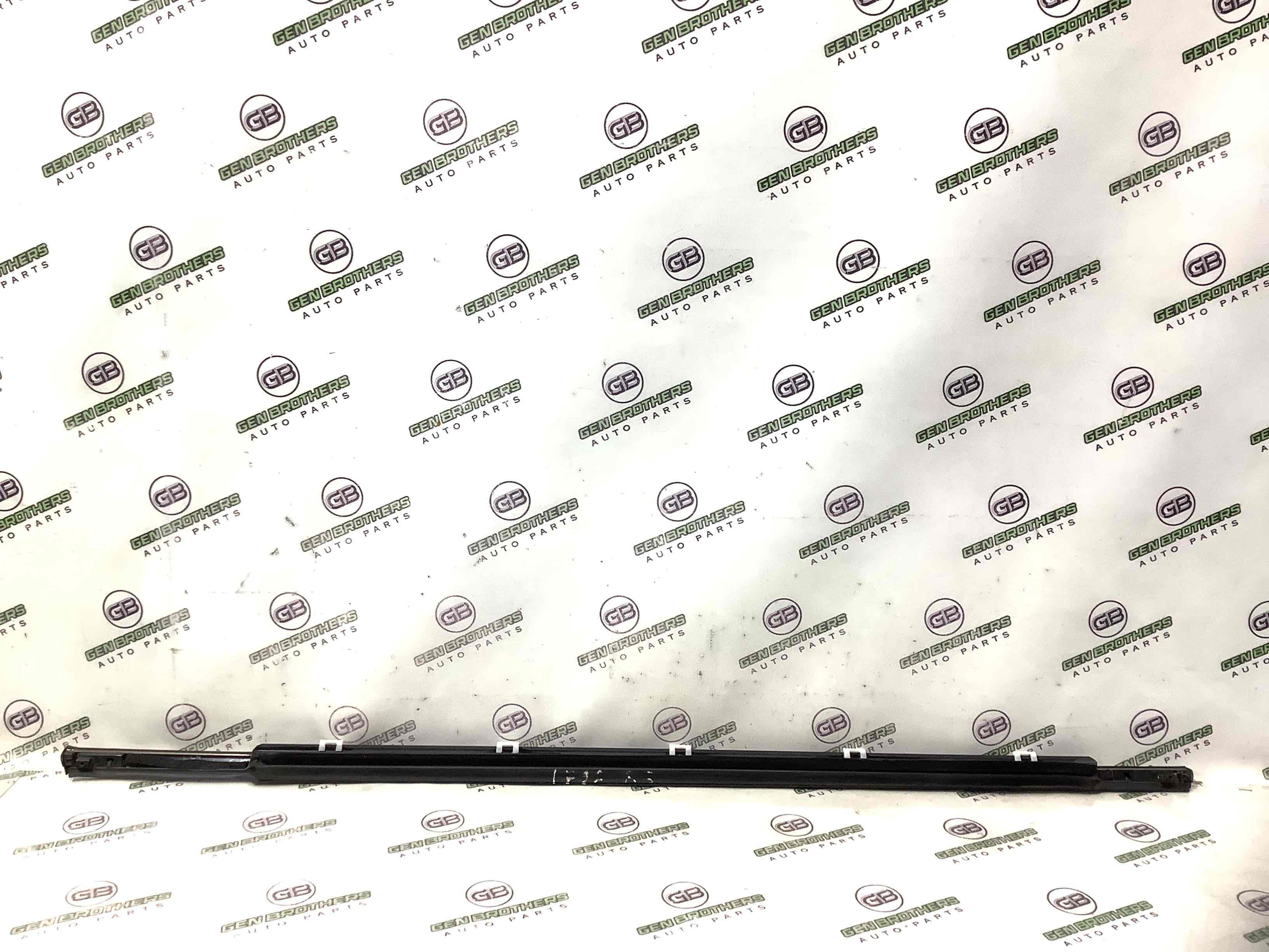 Молдинг двері задньої правої