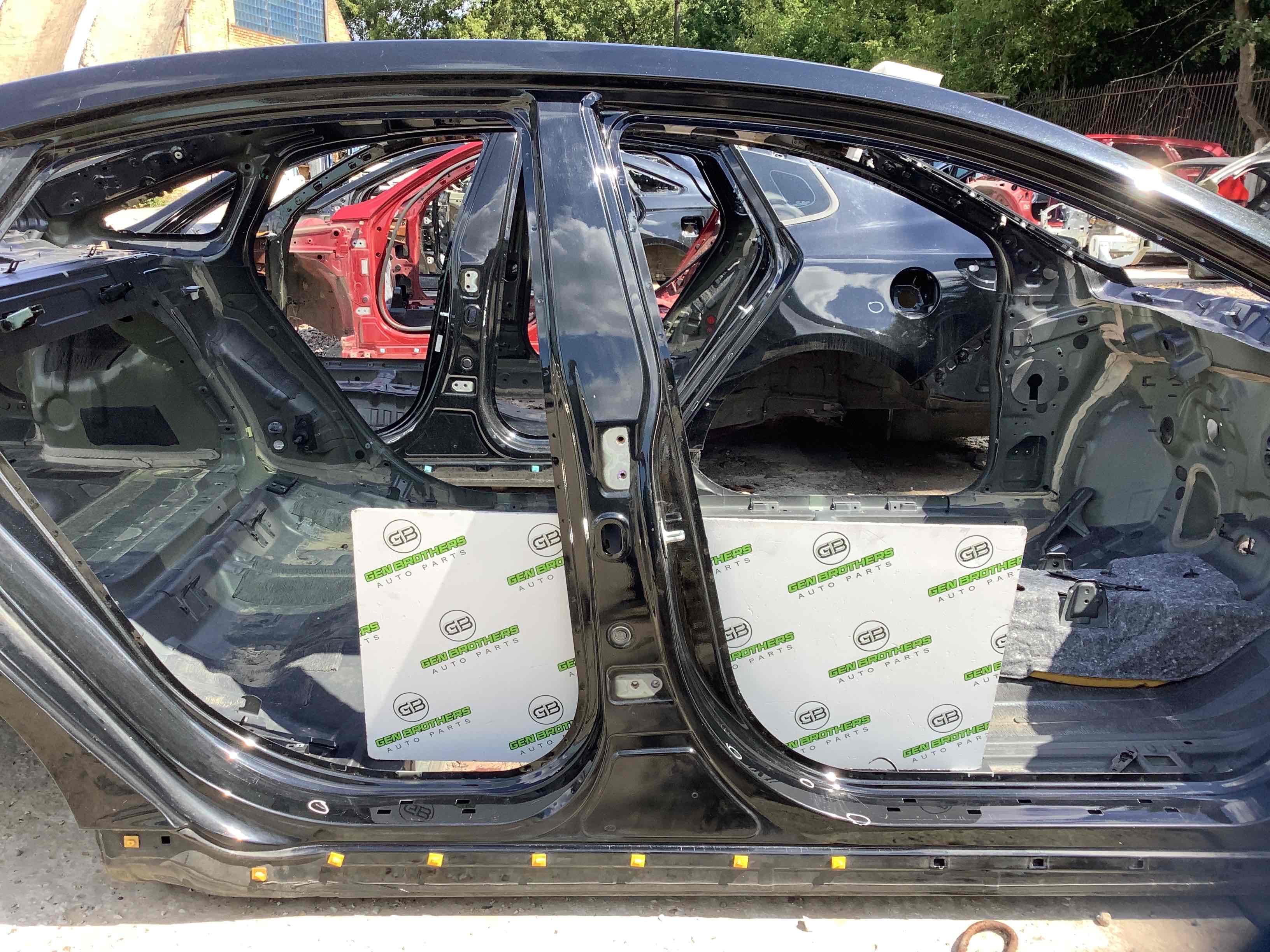 Стійки кузова та пороги