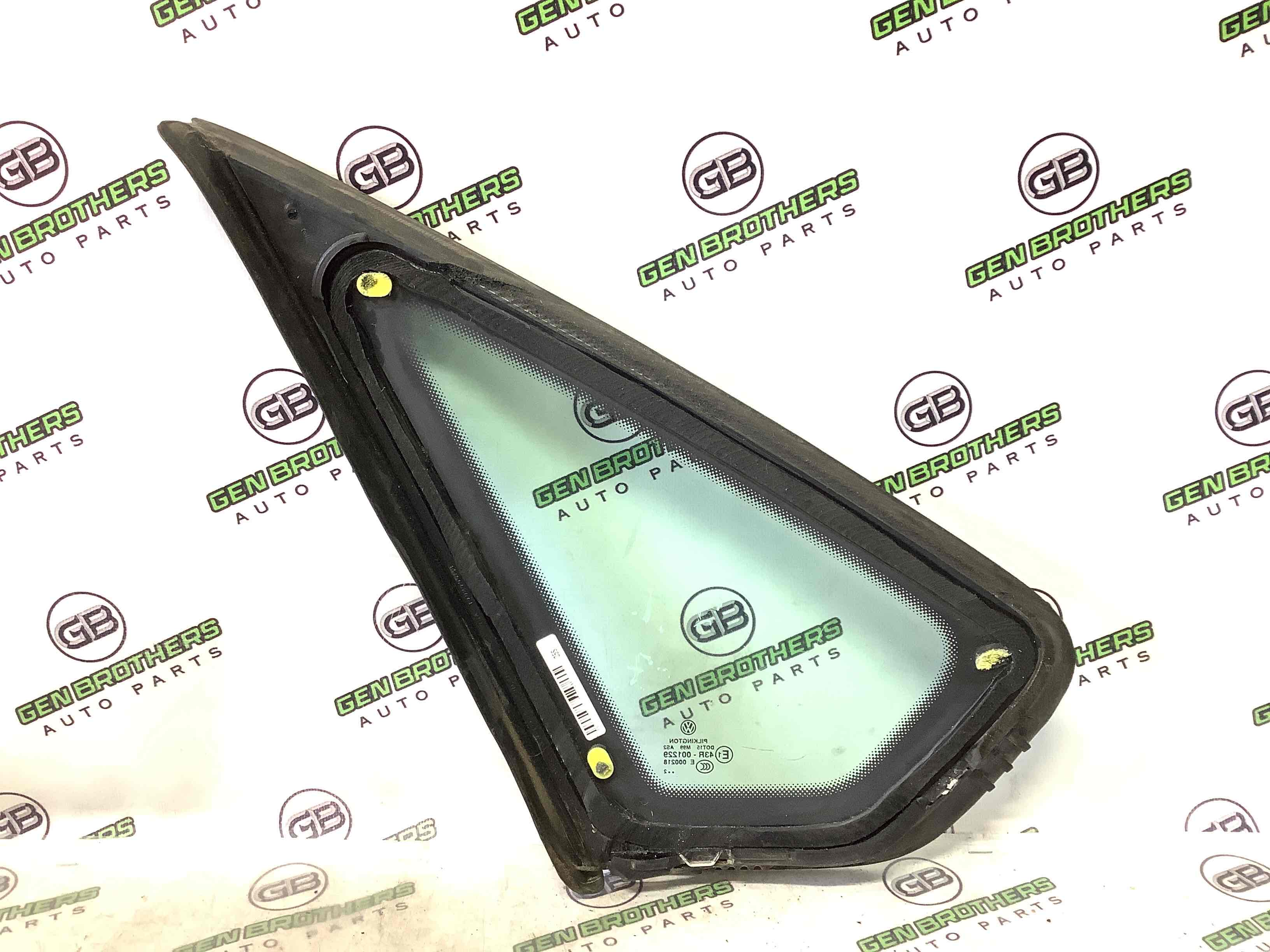 Скло кузовне бічне праве